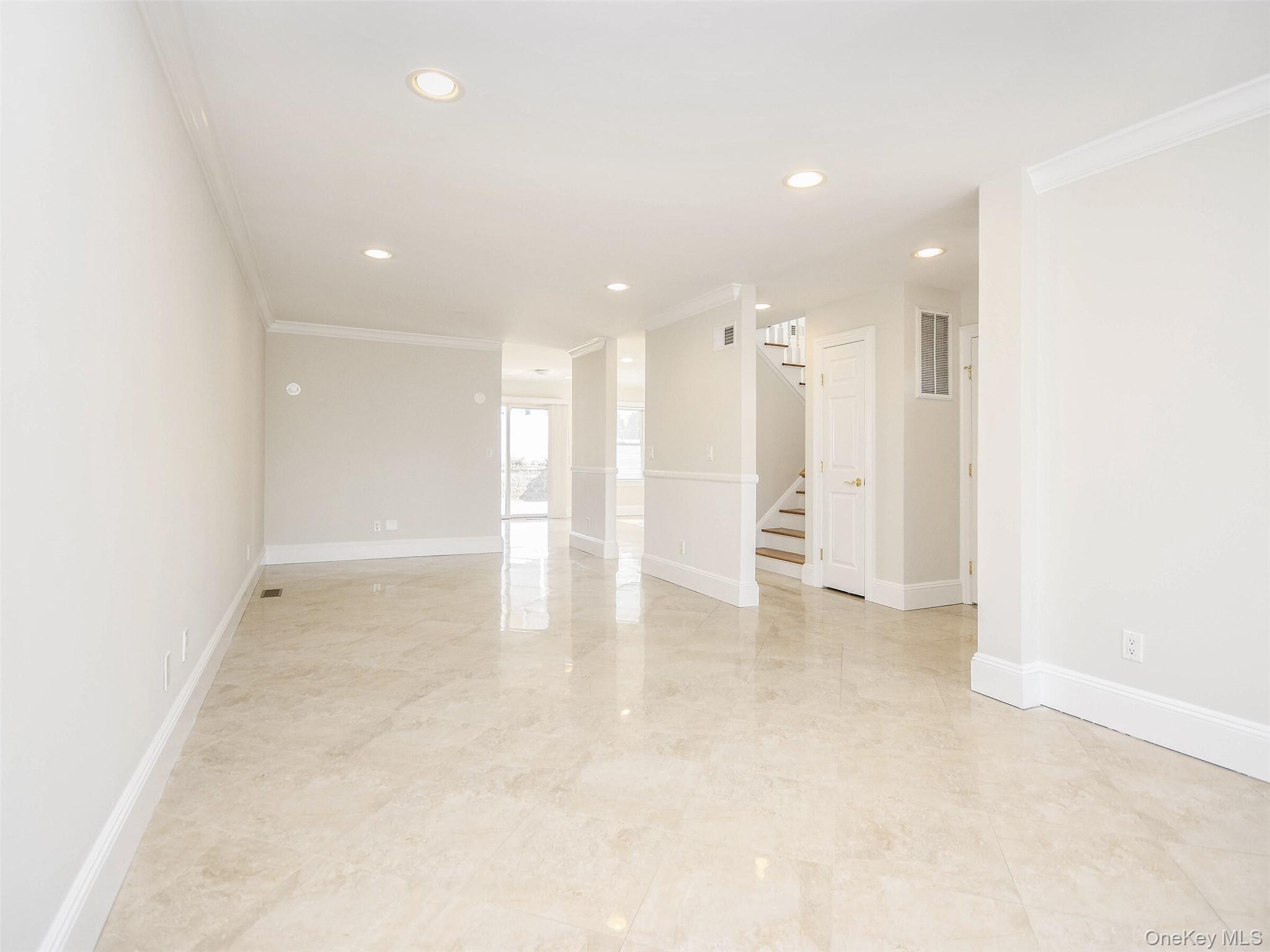 #3 photo, 24B Sintsink Dr W, 롱 아일랜드 Port Washington , NY 11050