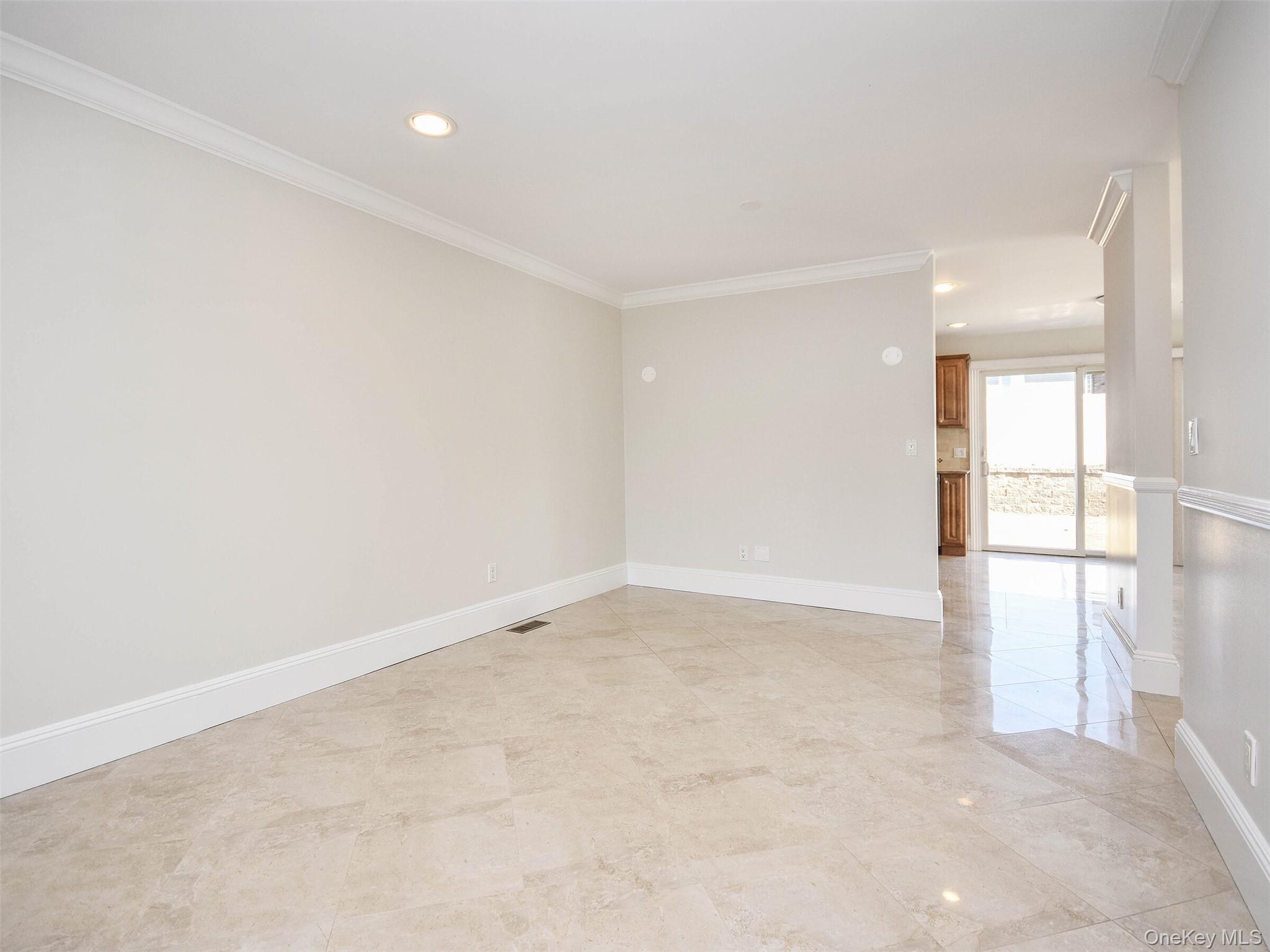 #4 photo, 24B Sintsink Dr W, 롱 아일랜드 Port Washington , NY 11050