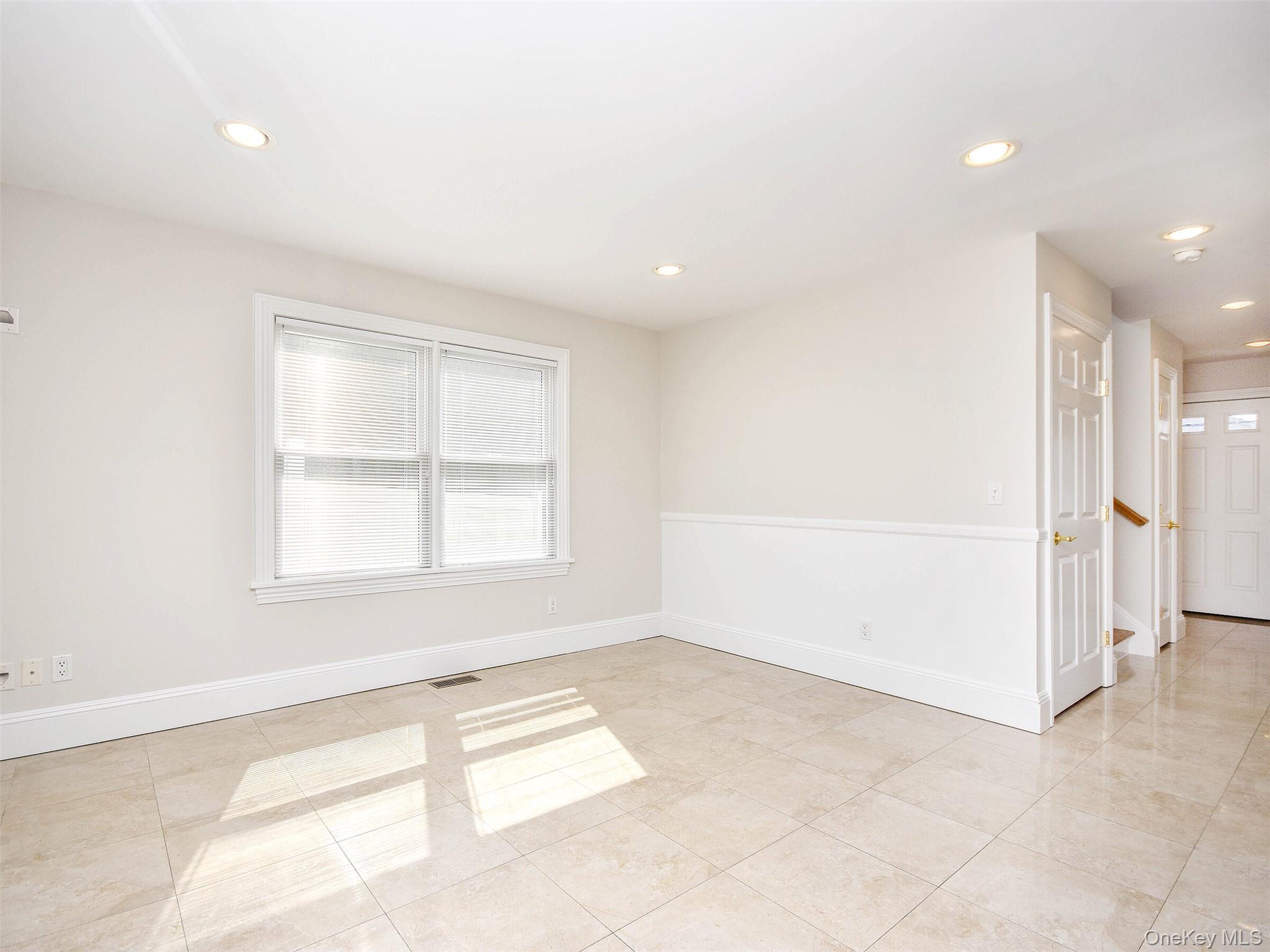 #5 photo, 24B Sintsink Dr W, 롱 아일랜드 Port Washington , NY 11050