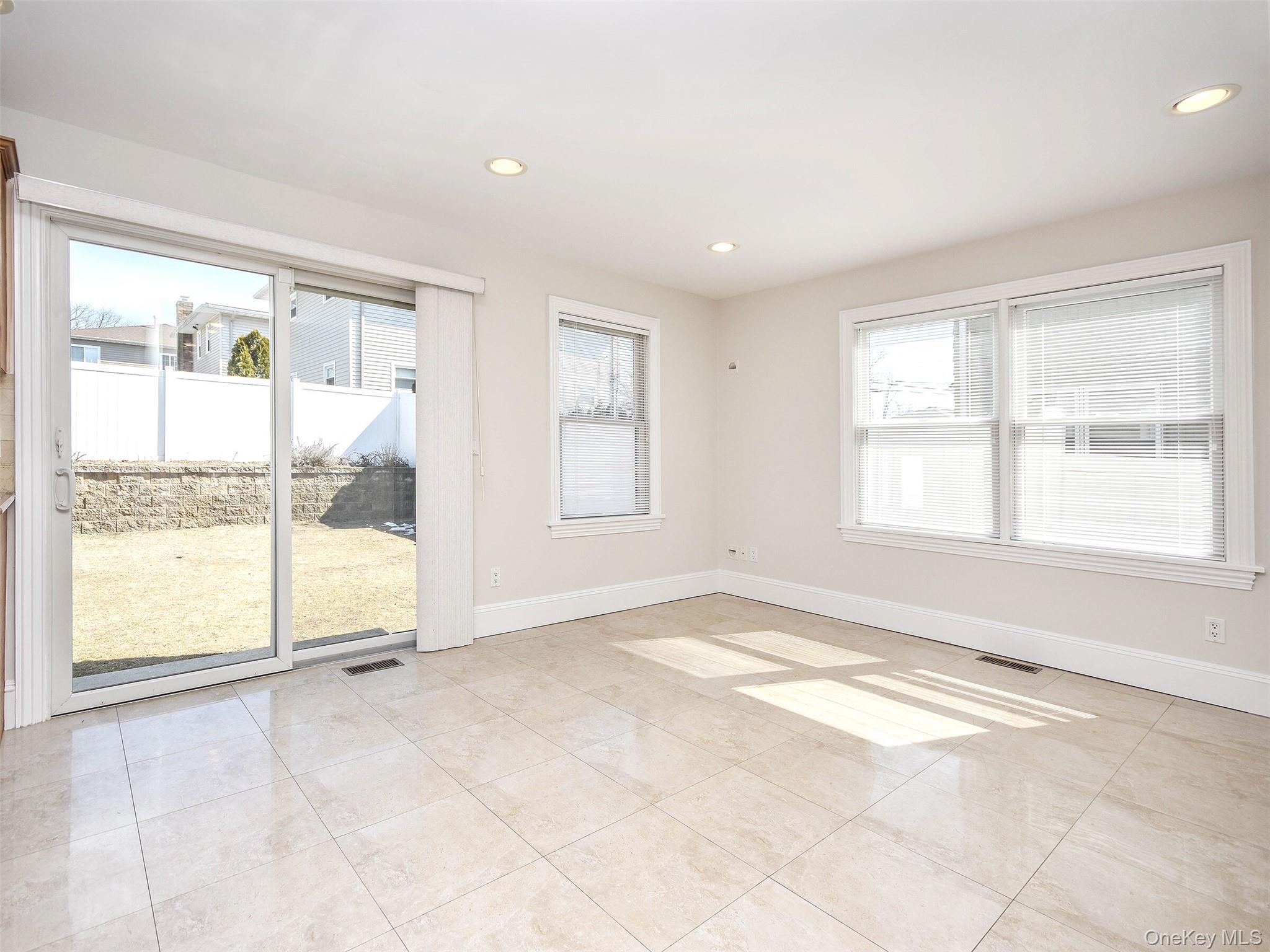 #6 photo, 24B Sintsink Dr W, 롱 아일랜드 Port Washington , NY 11050