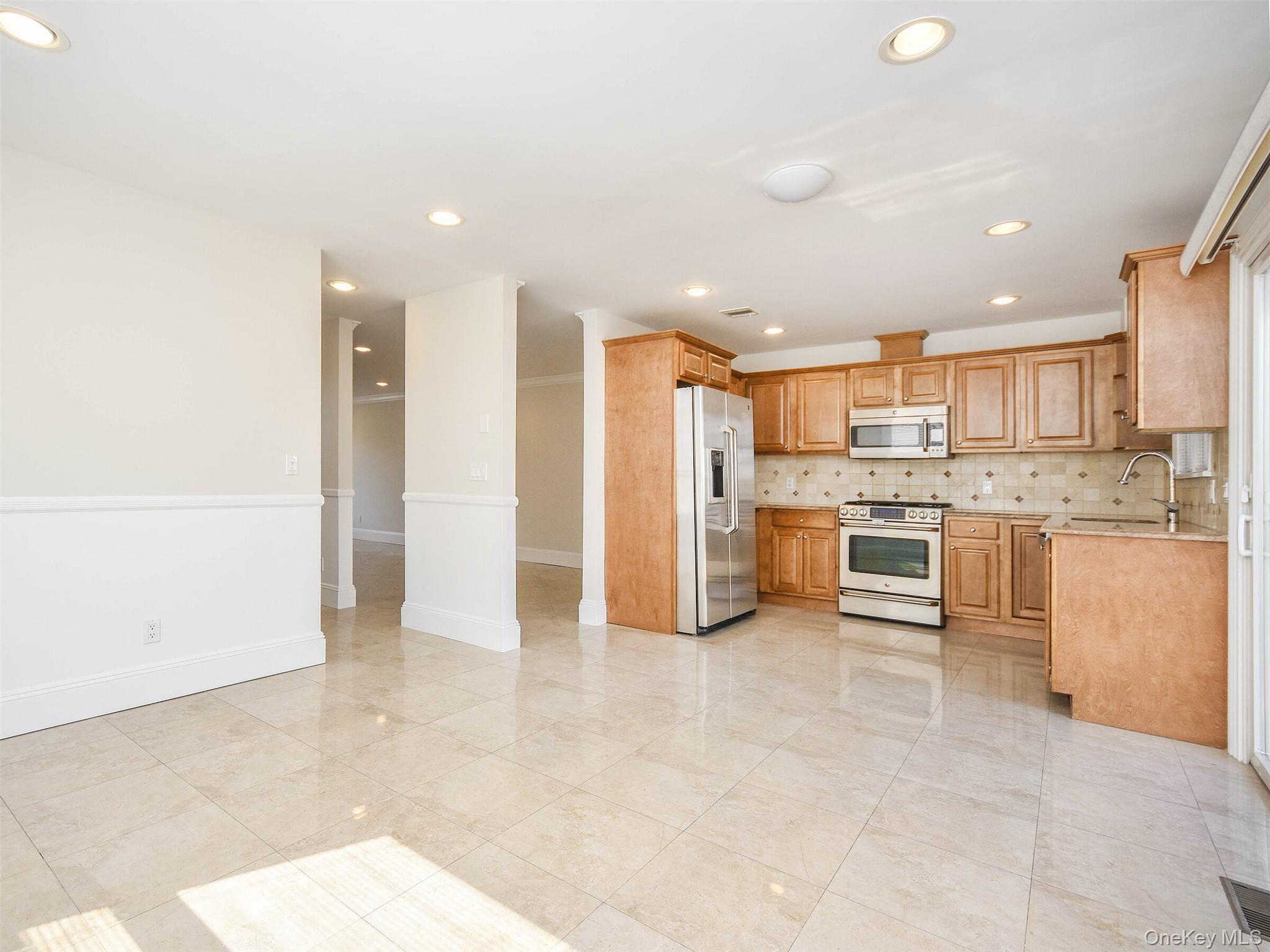 #8 photo, 24B Sintsink Dr W, 롱 아일랜드 Port Washington , NY 11050