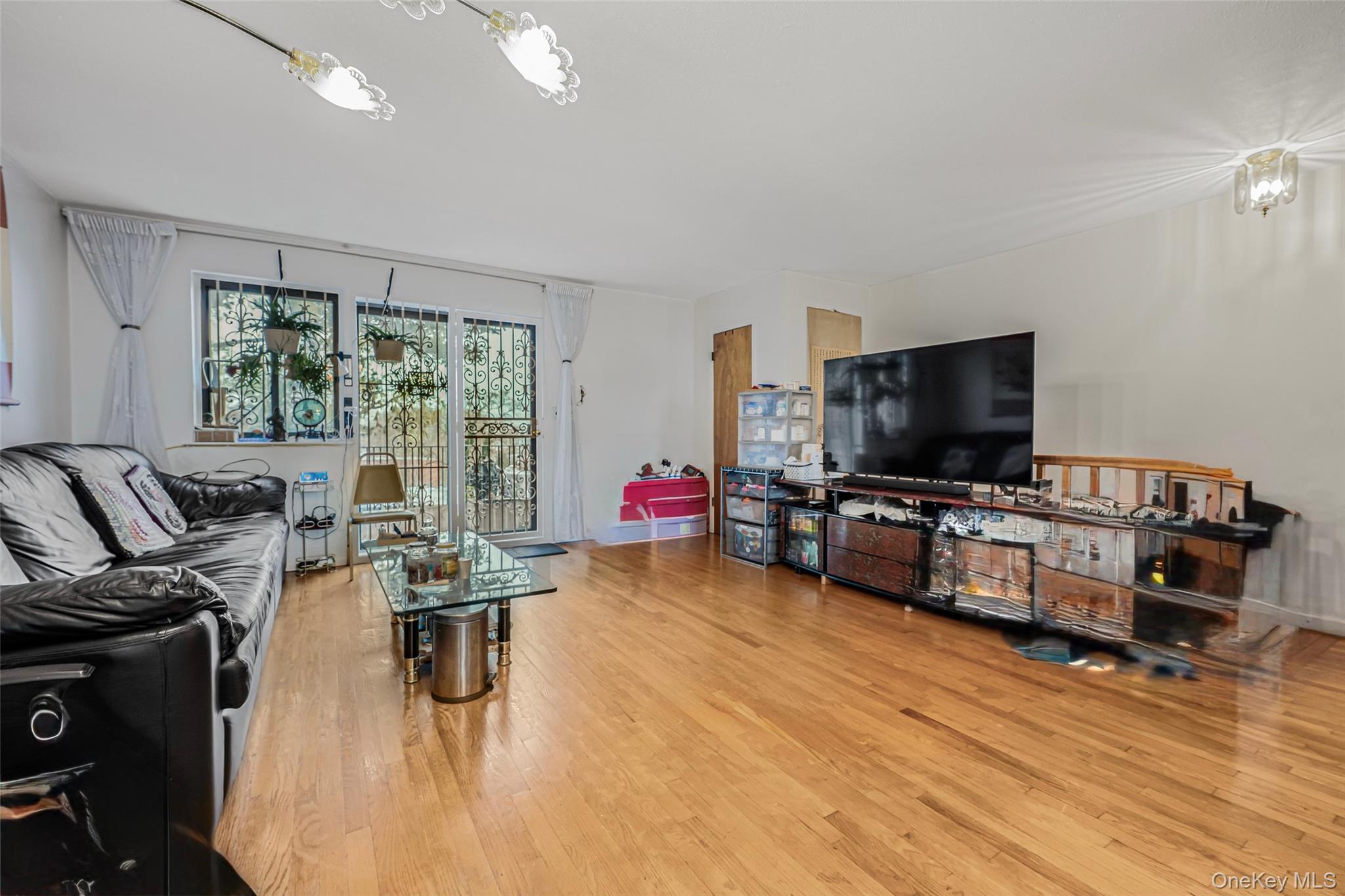 #10 photo, 7449 Calamus Avenue, كوينز Elmhurst , NY 11373