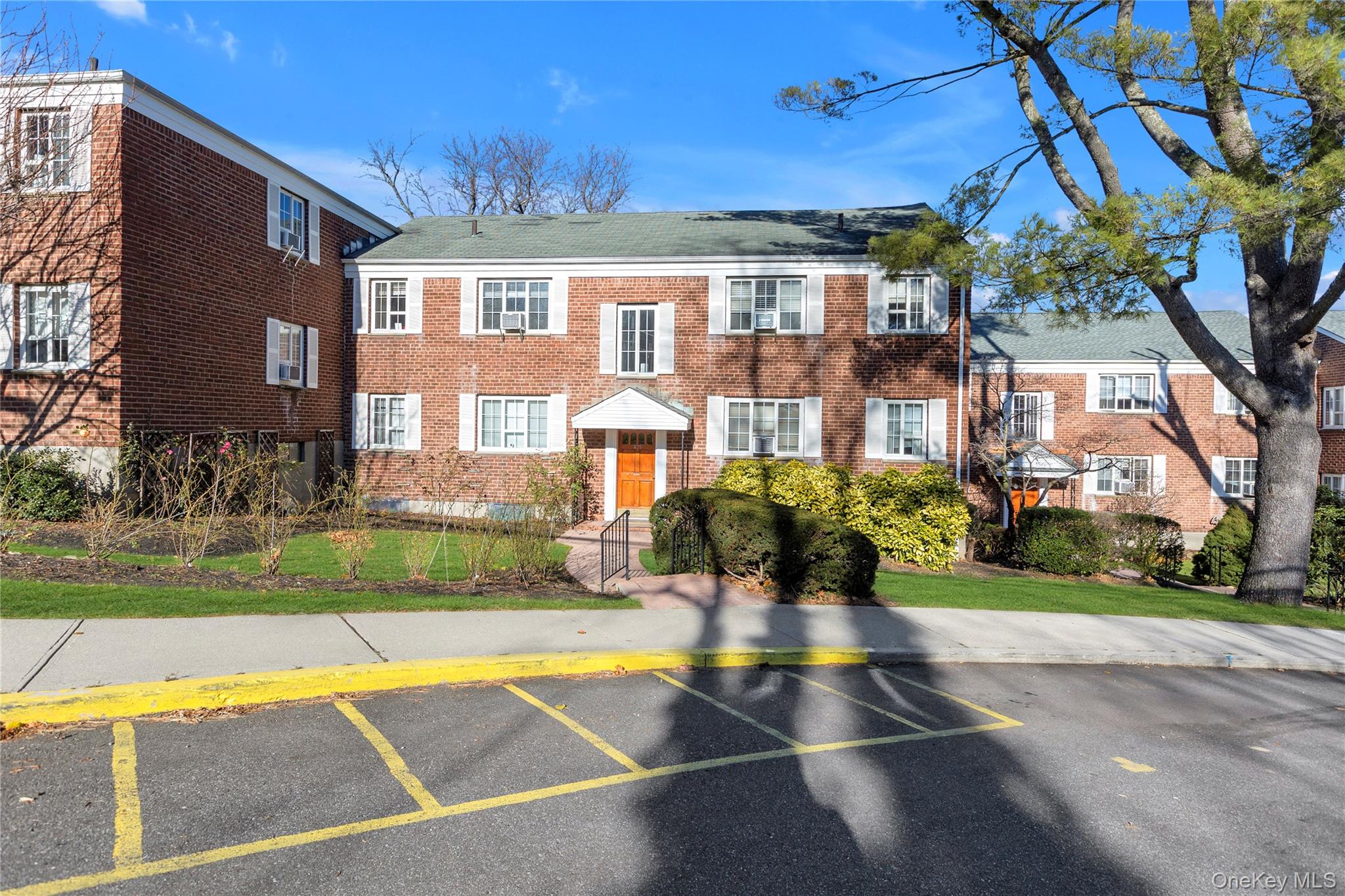 #11 photo, 425 W Main Street, מחוז סאפוק Huntington , NY 11743