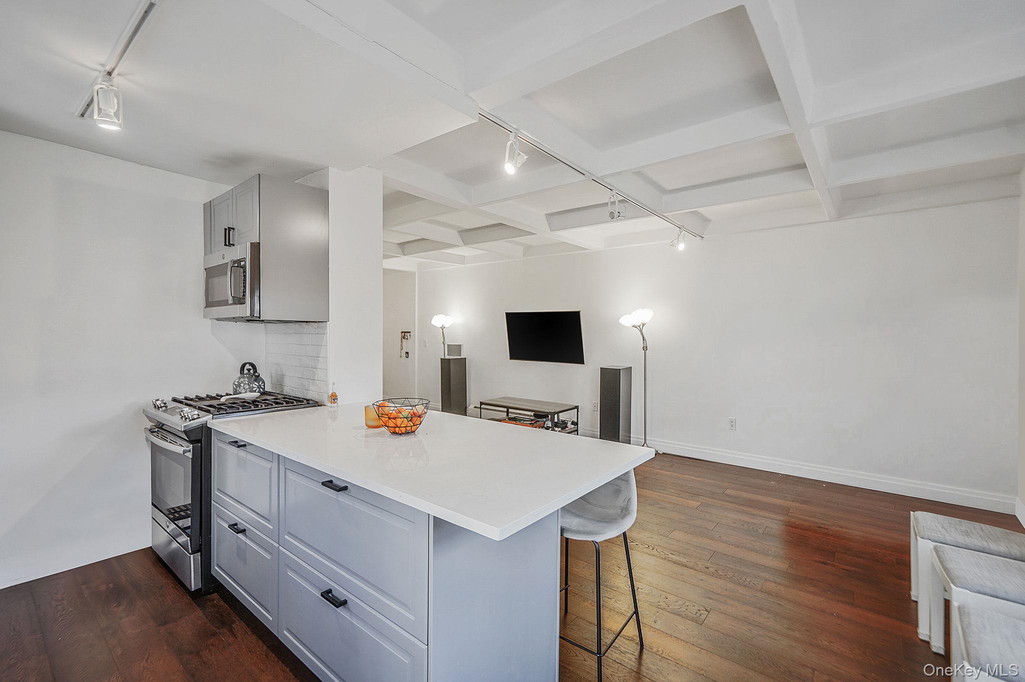 #6 photo, 144-66 Village Road, קווינס Briarwood , NY 11435