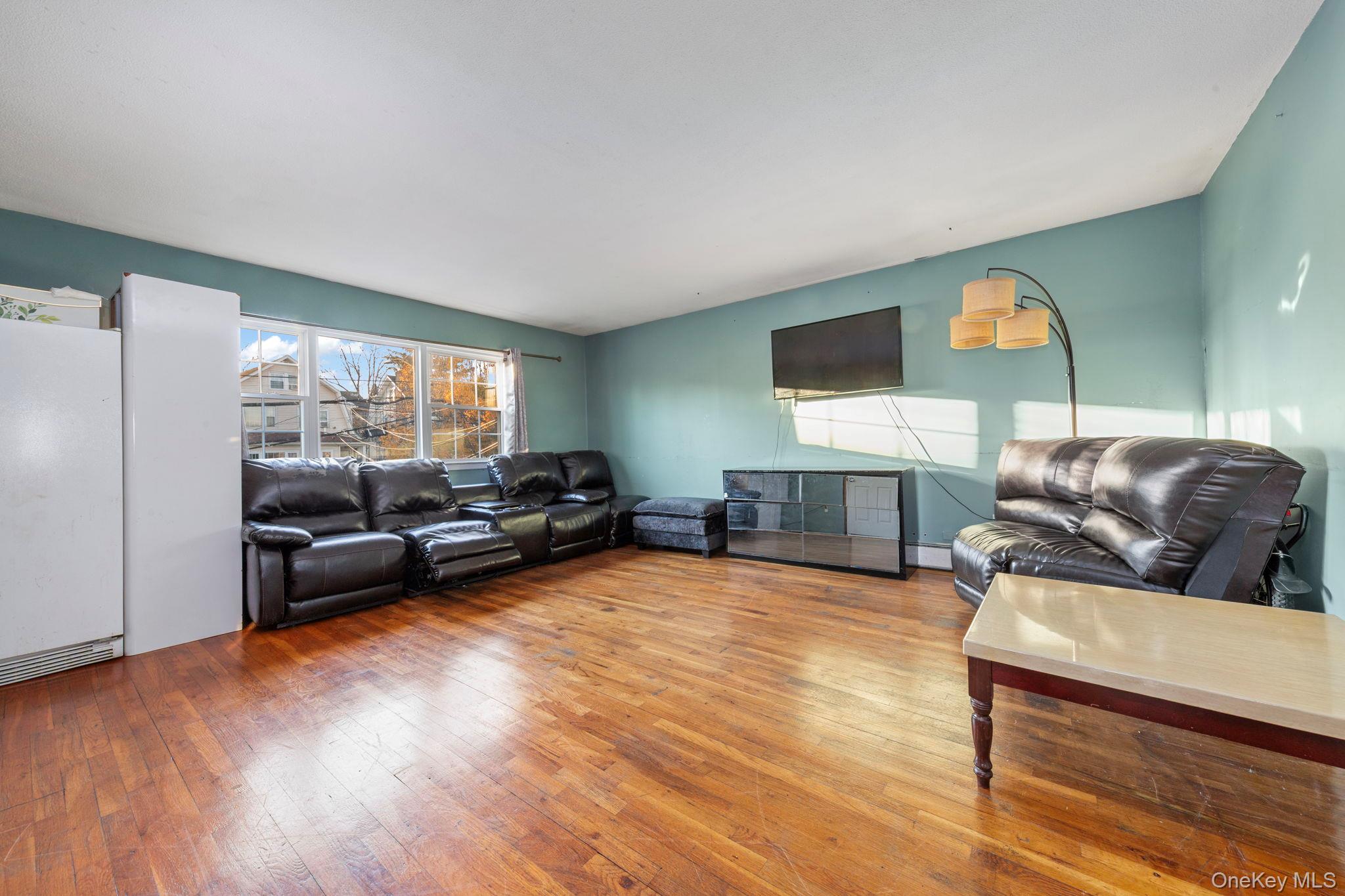 #4 photo, 40-25 221st Street, Куинс ‖ Bayside , NY 11361