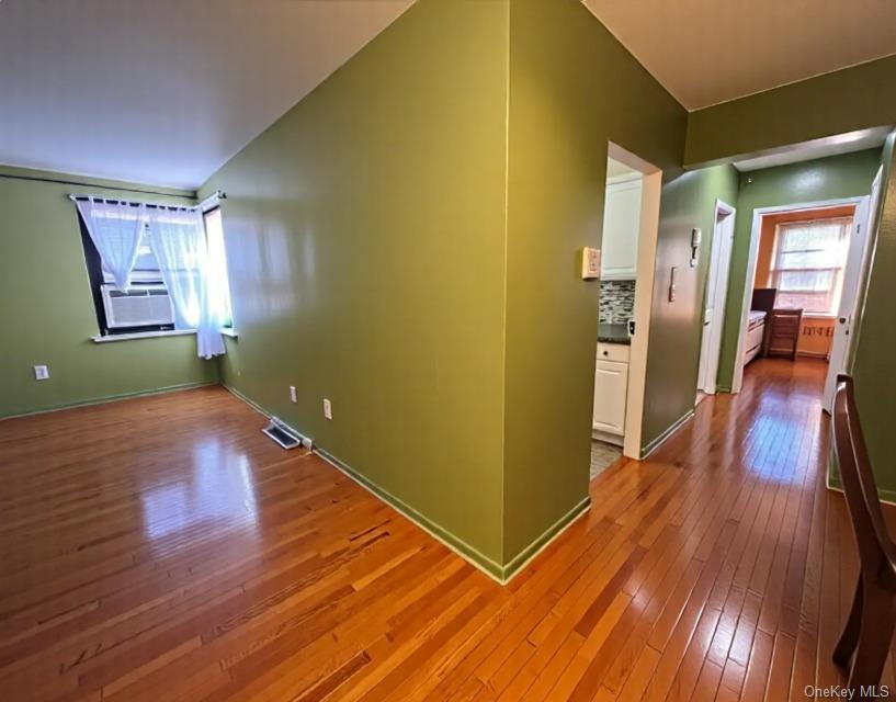 #8 photo, 32-23 91st Street, קווינס East Elmhurst , NY 11369