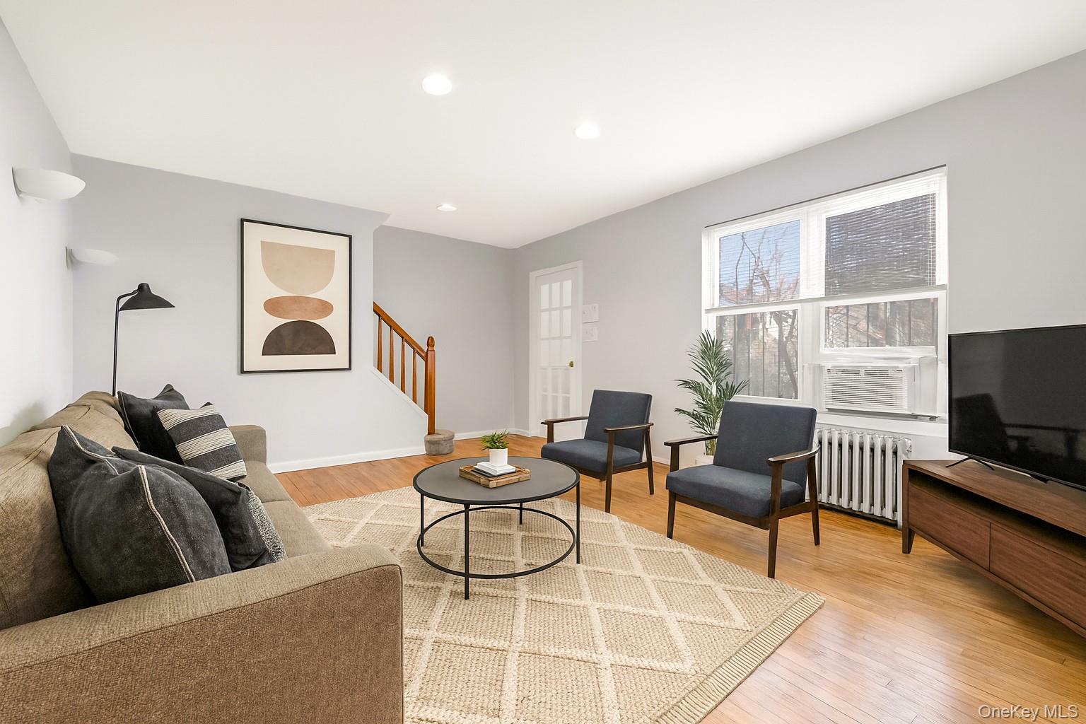 #1 photo, 20-11 35th Street, קווינס Astoria , NY 11105