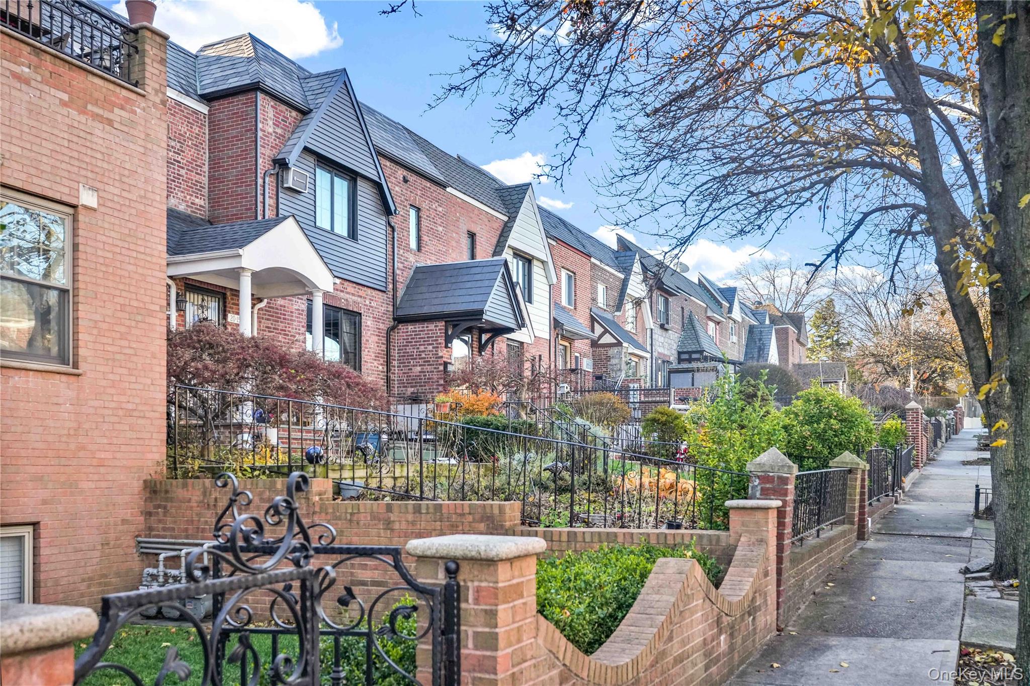 #11 photo, 20-11 35th Street, קווינס Astoria , NY 11105