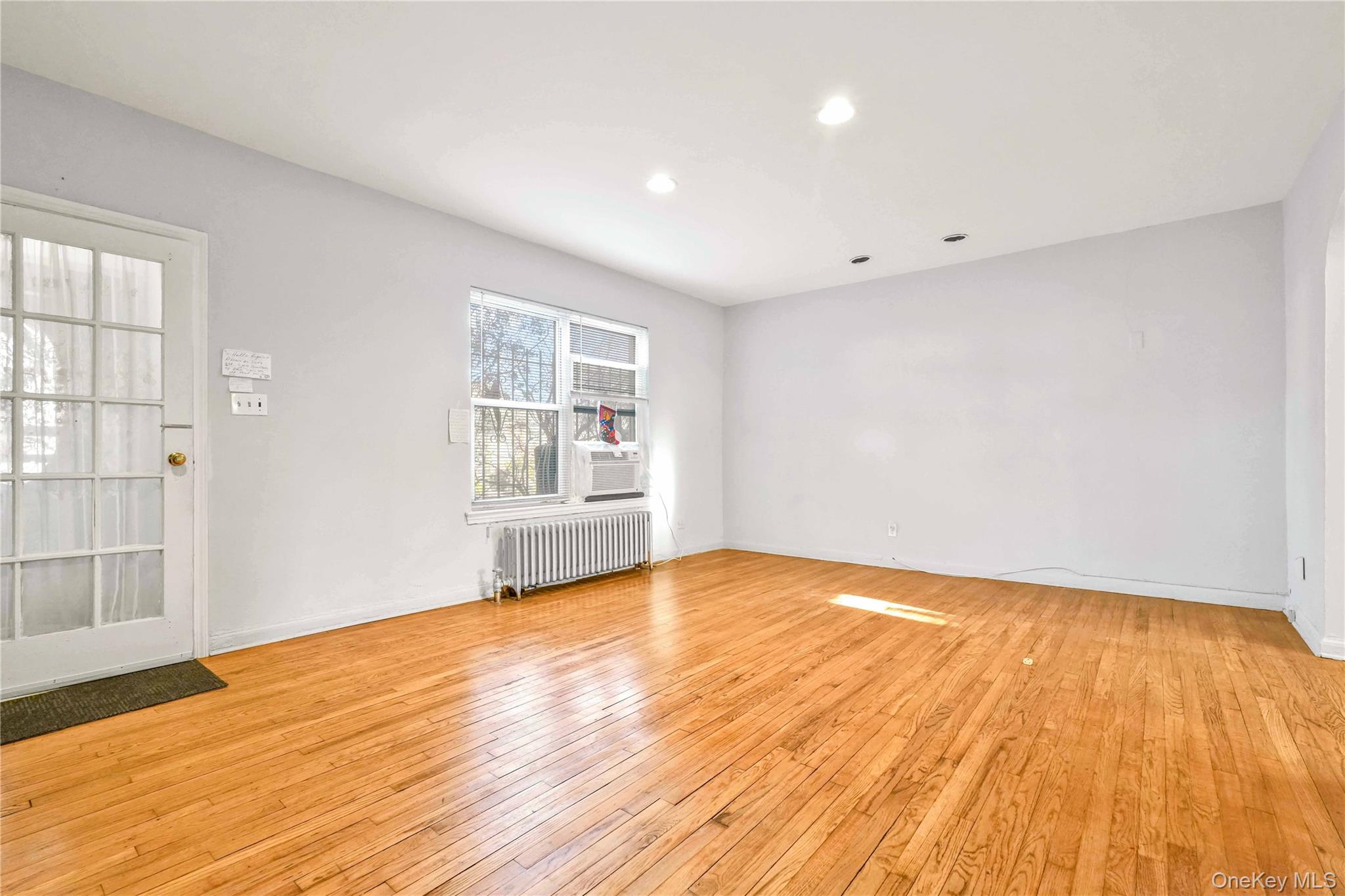 #13 photo, 20-11 35th Street, קווינס Astoria , NY 11105