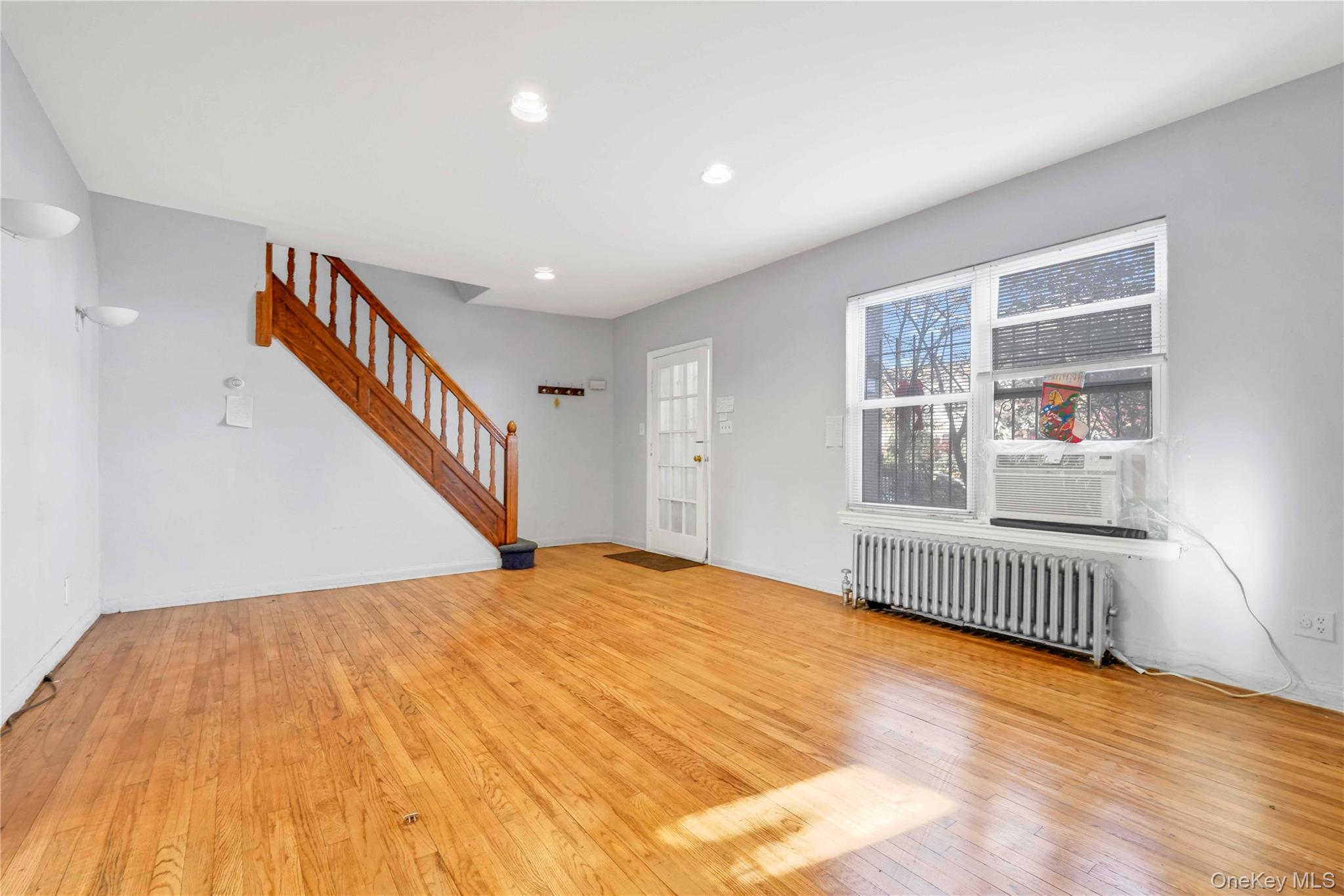 #16 photo, 20-11 35th Street, קווינס Astoria , NY 11105