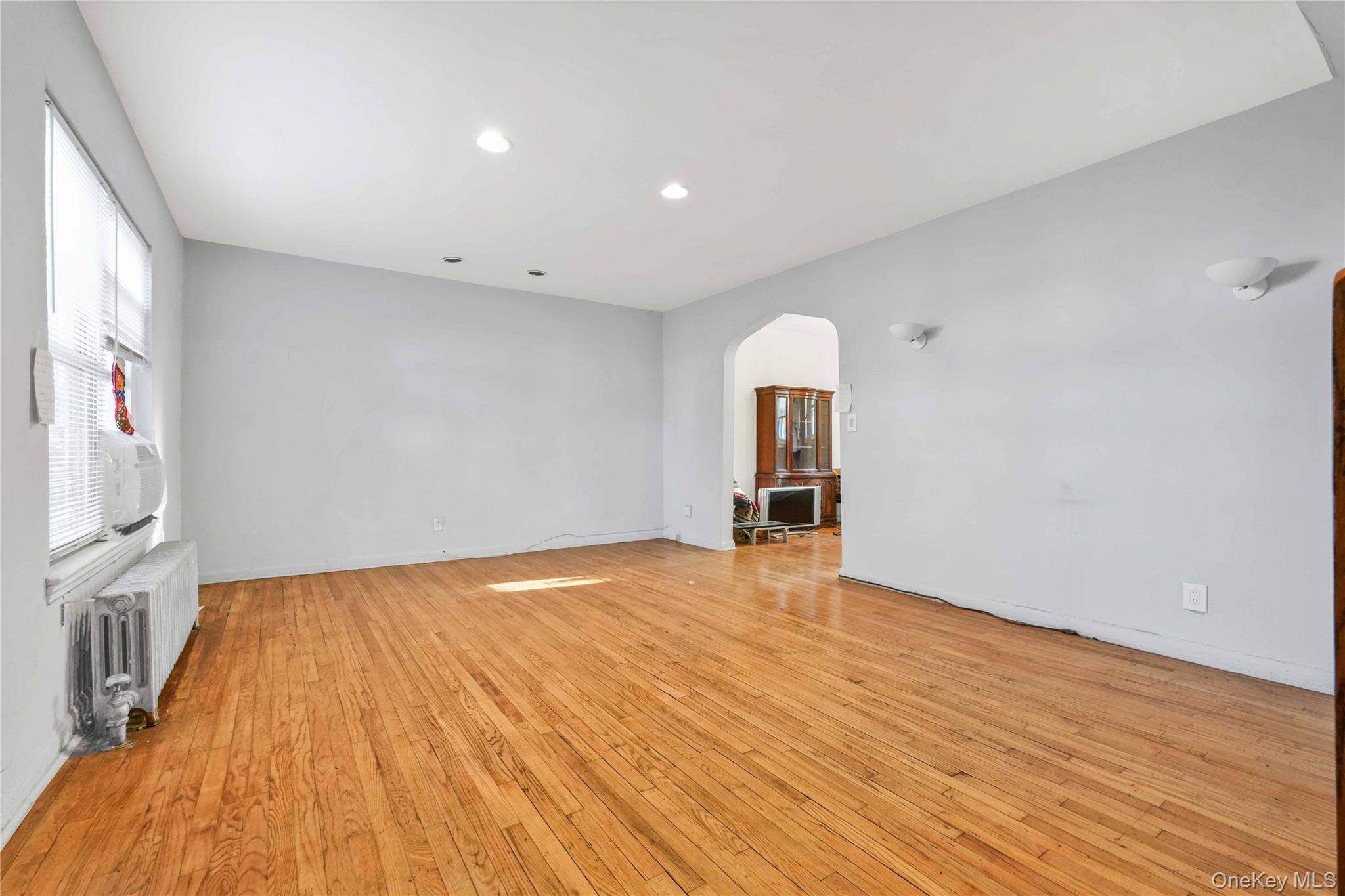 #19 photo, 20-11 35th Street, קווינס Astoria , NY 11105