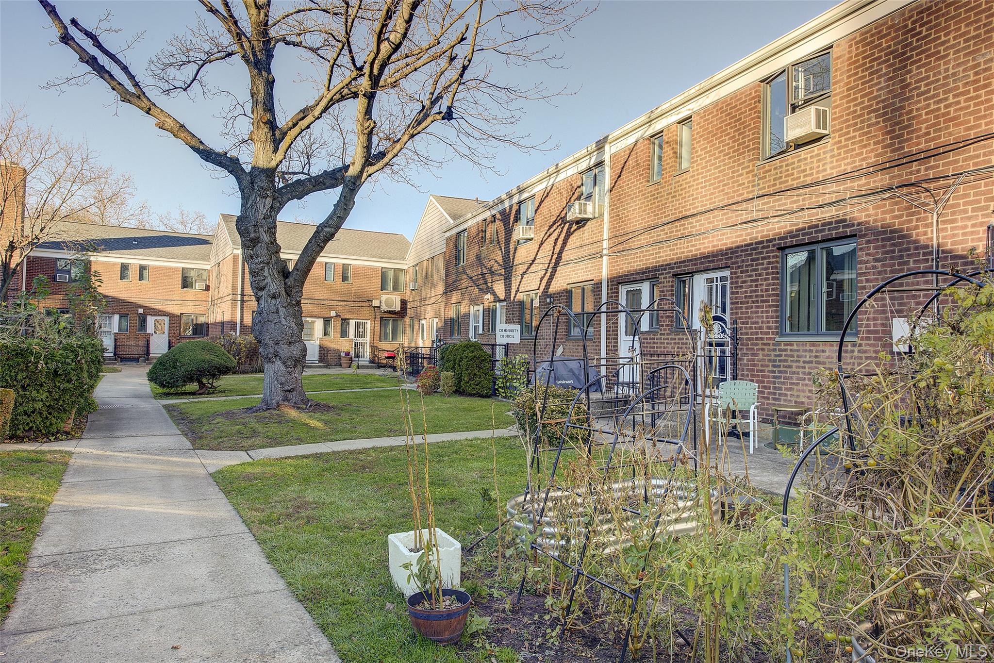 #19 photo, 216-76 68TH Avenue, Куинс ‖ Oakland Gardens , NY 11364