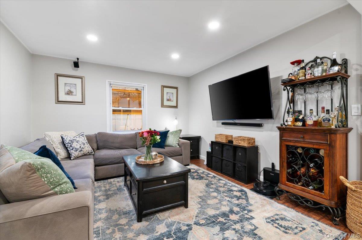 #4 photo, 670 Mason Street, Westbury , NY 11590