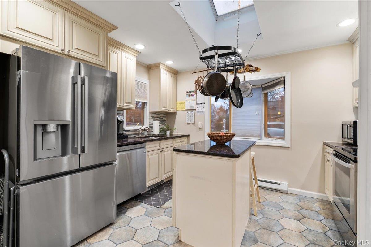 #7 photo, 670 Mason Street, Westbury , NY 11590