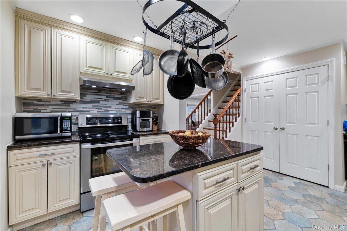 #9 photo, 670 Mason Street, Westbury , NY 11590