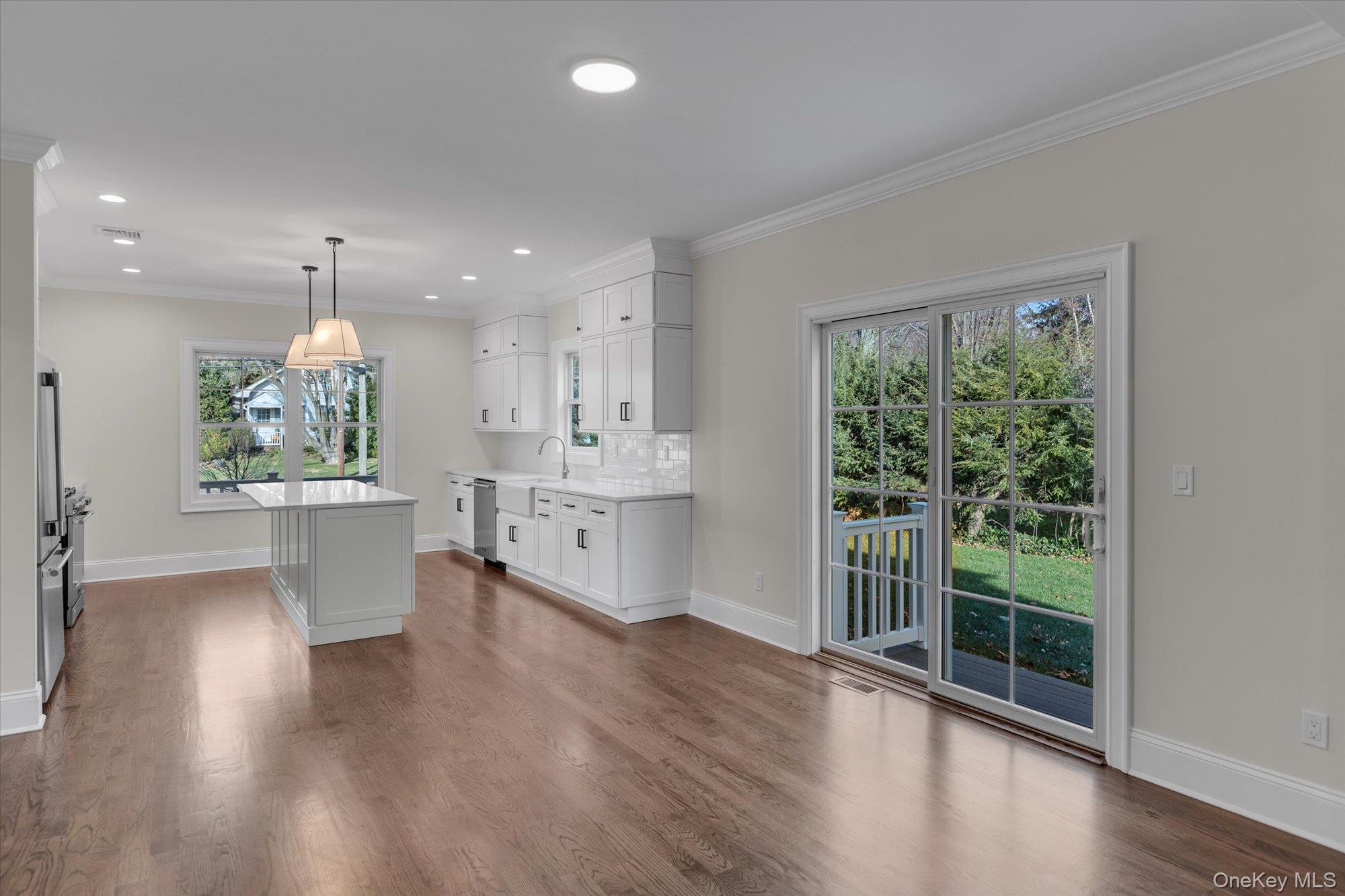 #9 photo, 44 N Woodhull Road, সাফোক কাউন্টি Huntington , NY 11743