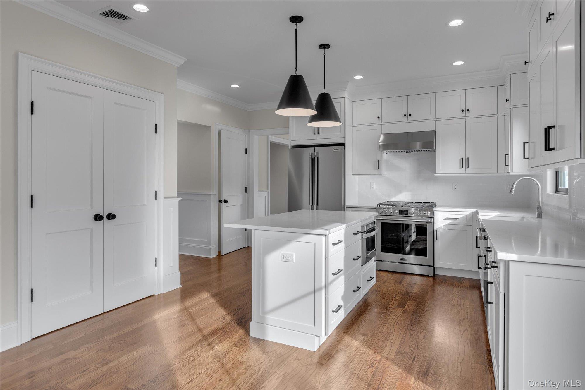 #5 photo, 40 N Woodhull Road, Huntington , NY 11743