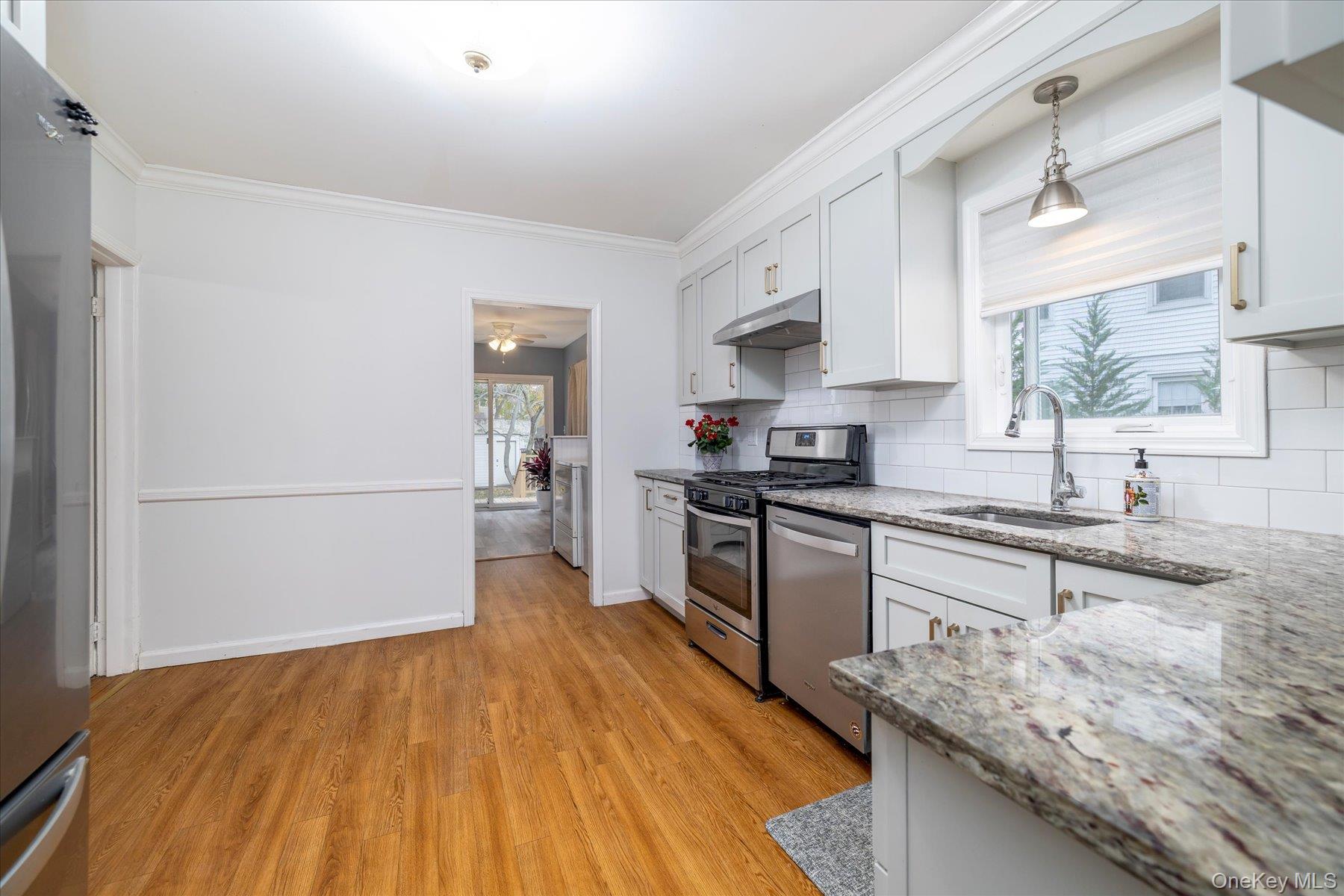 #11 photo, 108 Earle Avenue, מחוז נסאו Lynbrook , NY 11563