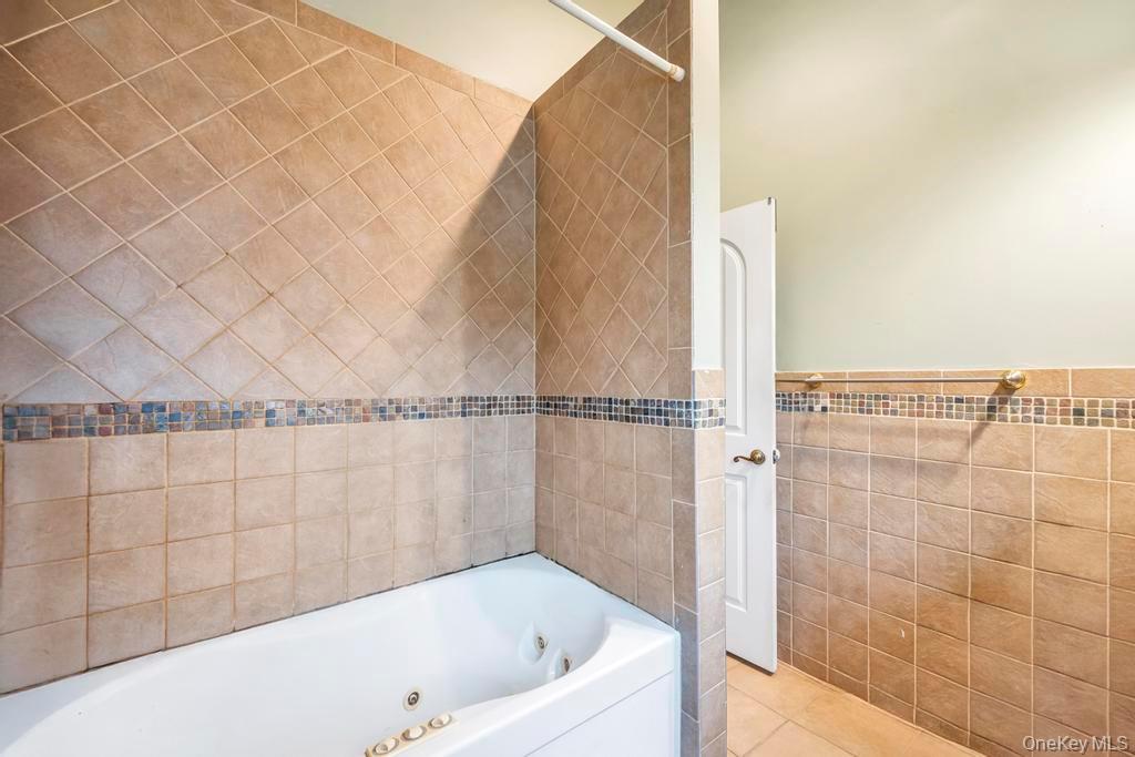 #17 photo, 277 Clocks Boulevard, East Massapequa , NY 11758