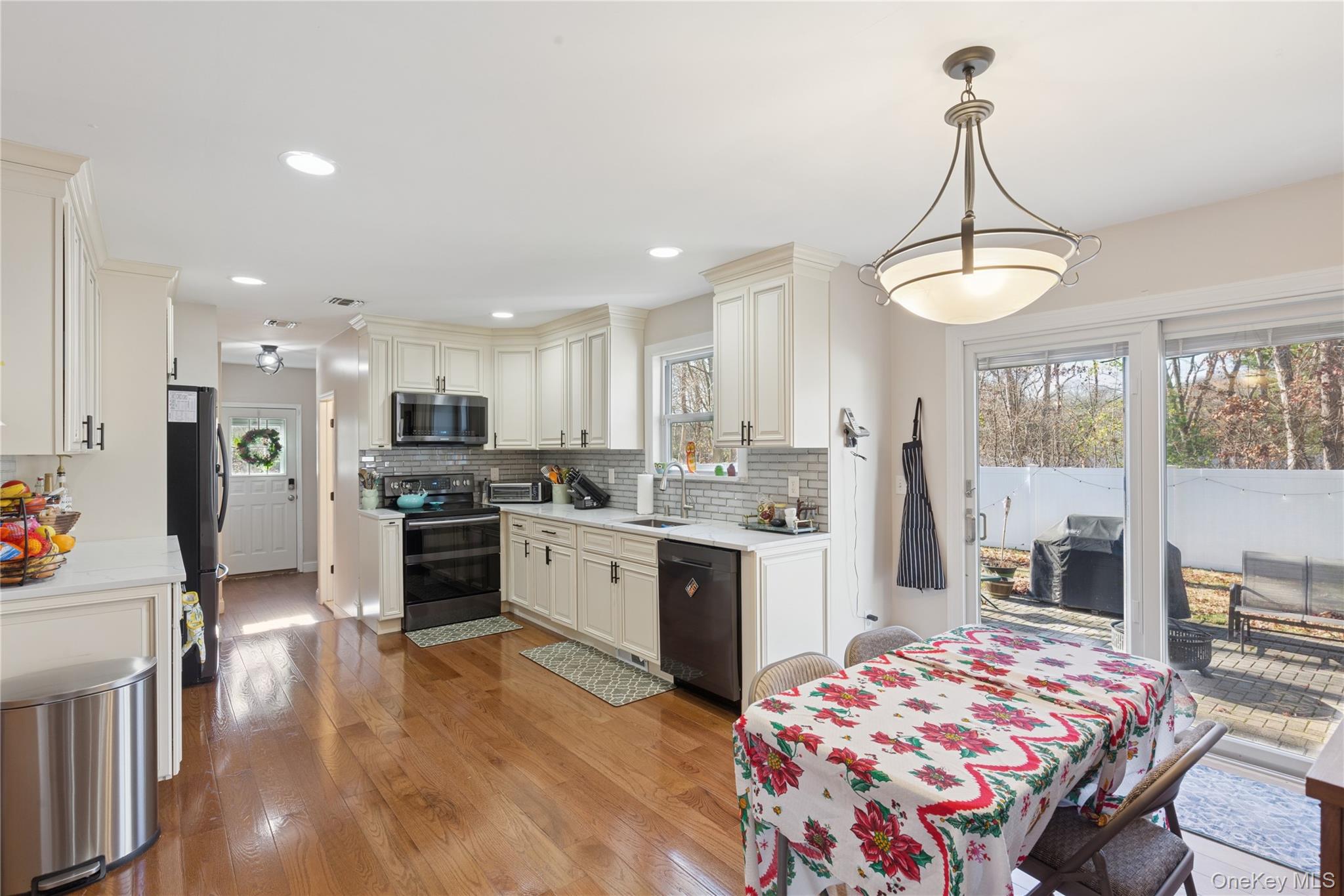 #18 photo, 262 Walker Avenue, 롱 아일랜드 East Patchogue , NY 11772