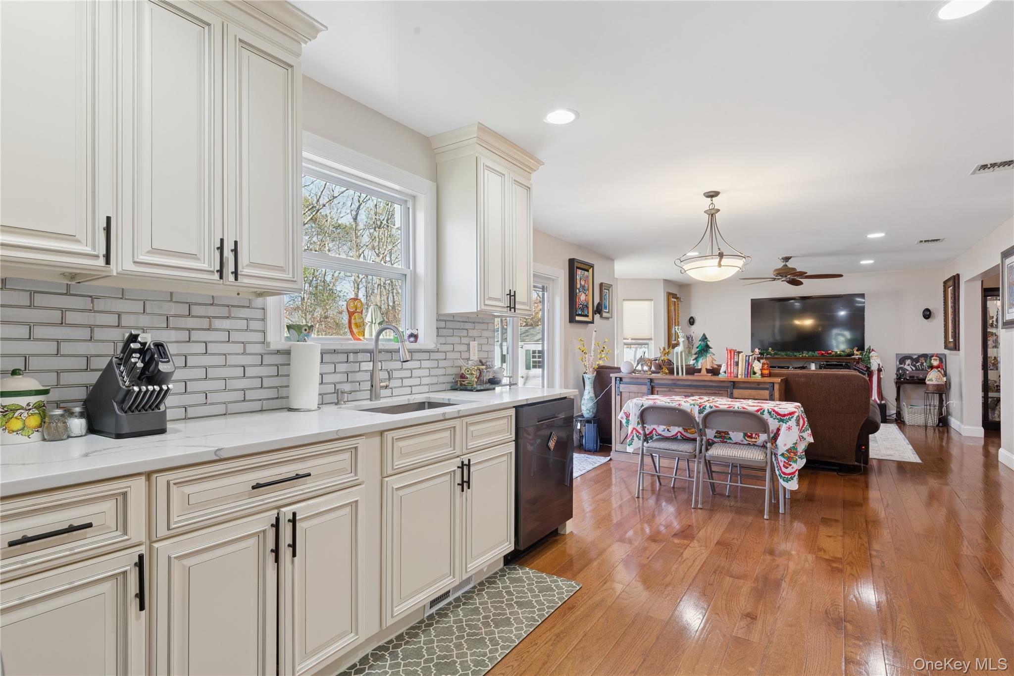 #19 photo, 262 Walker Avenue, 롱 아일랜드 East Patchogue , NY 11772