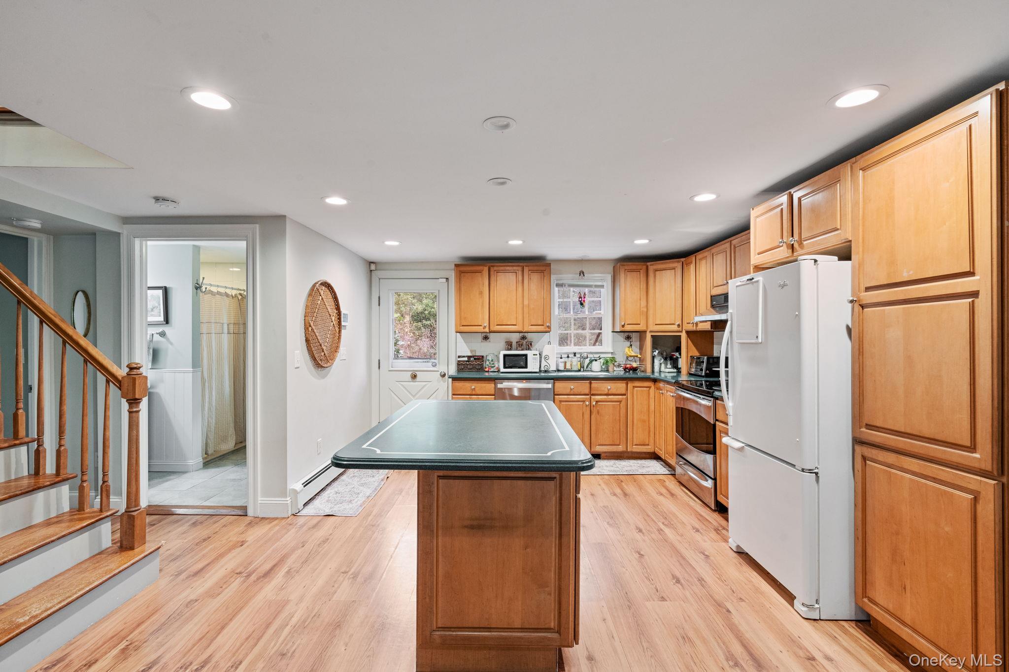 #11 photo, 170 North Country Road, 롱 아일랜드 Miller Place , NY 11764