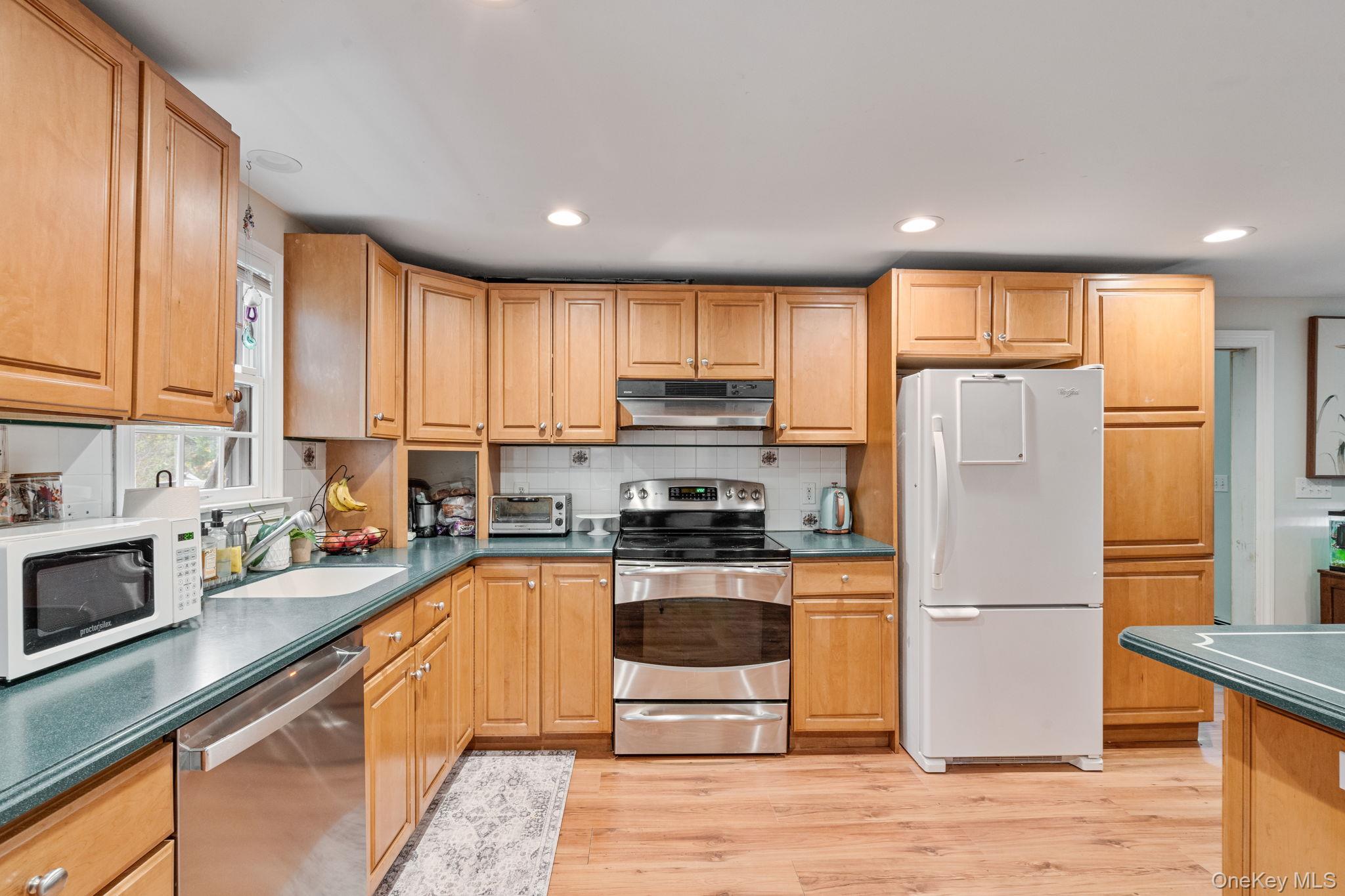 #8 photo, 170 North Country Road, 롱 아일랜드 Miller Place , NY 11764