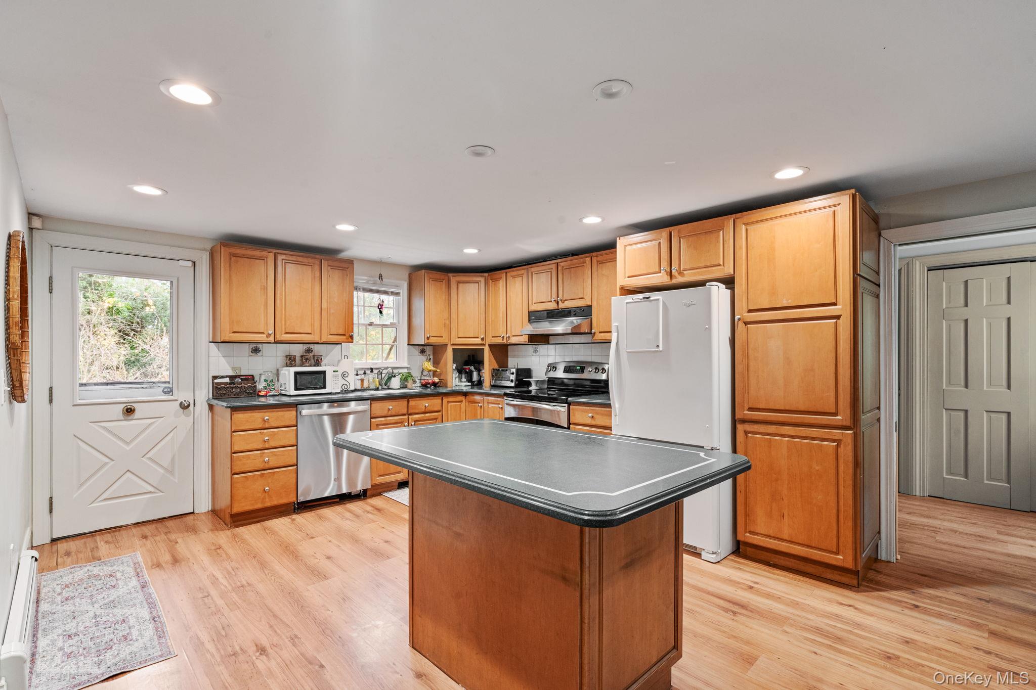 #9 photo, 170 North Country Road, 롱 아일랜드 Miller Place , NY 11764