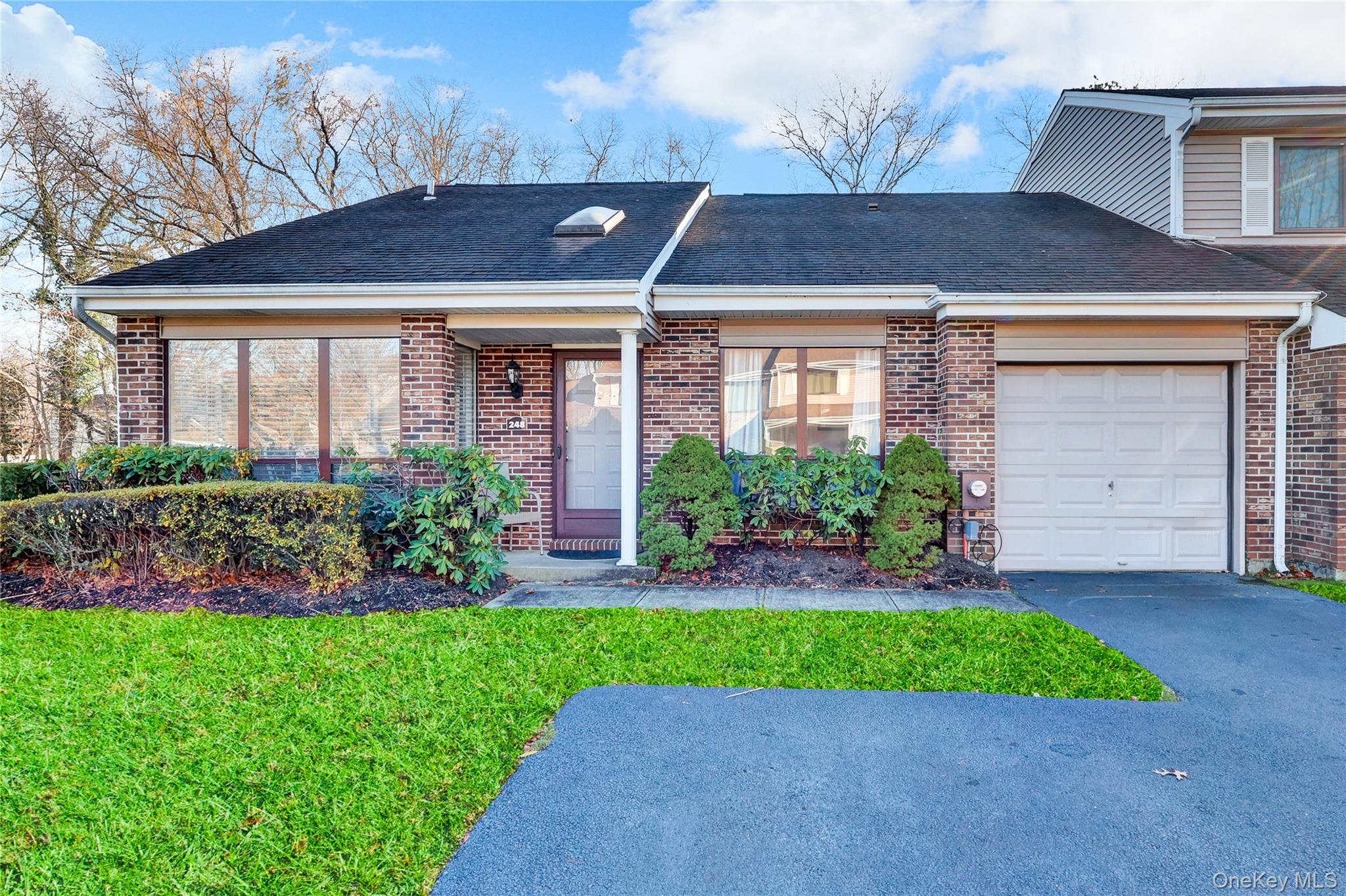 #1 photo, 248 Pond View Lane, מחוז סאפוק Smithtown , NY 11787