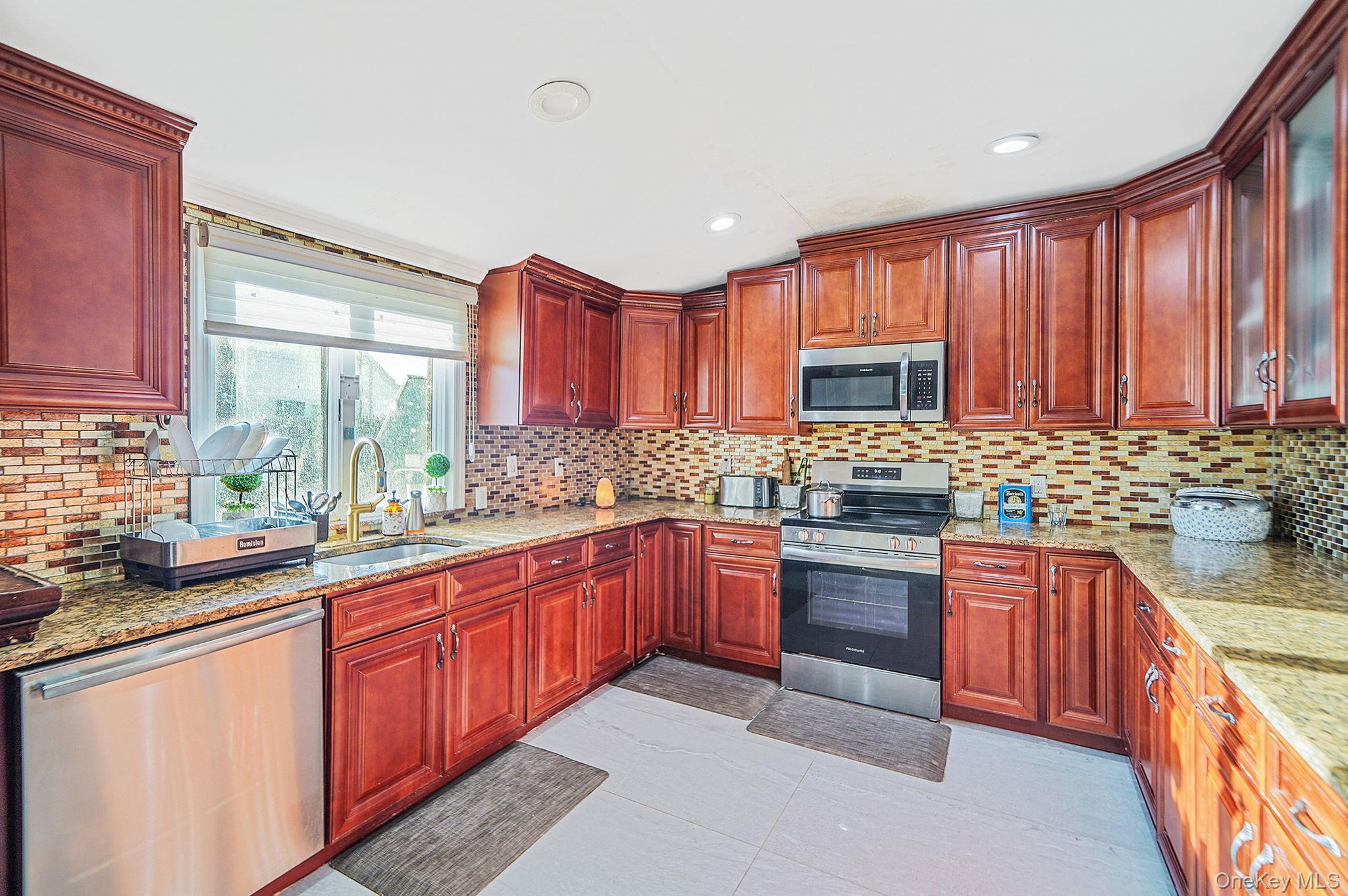 #13 photo, 897 Washington Avenue, Westbury , NY 11590