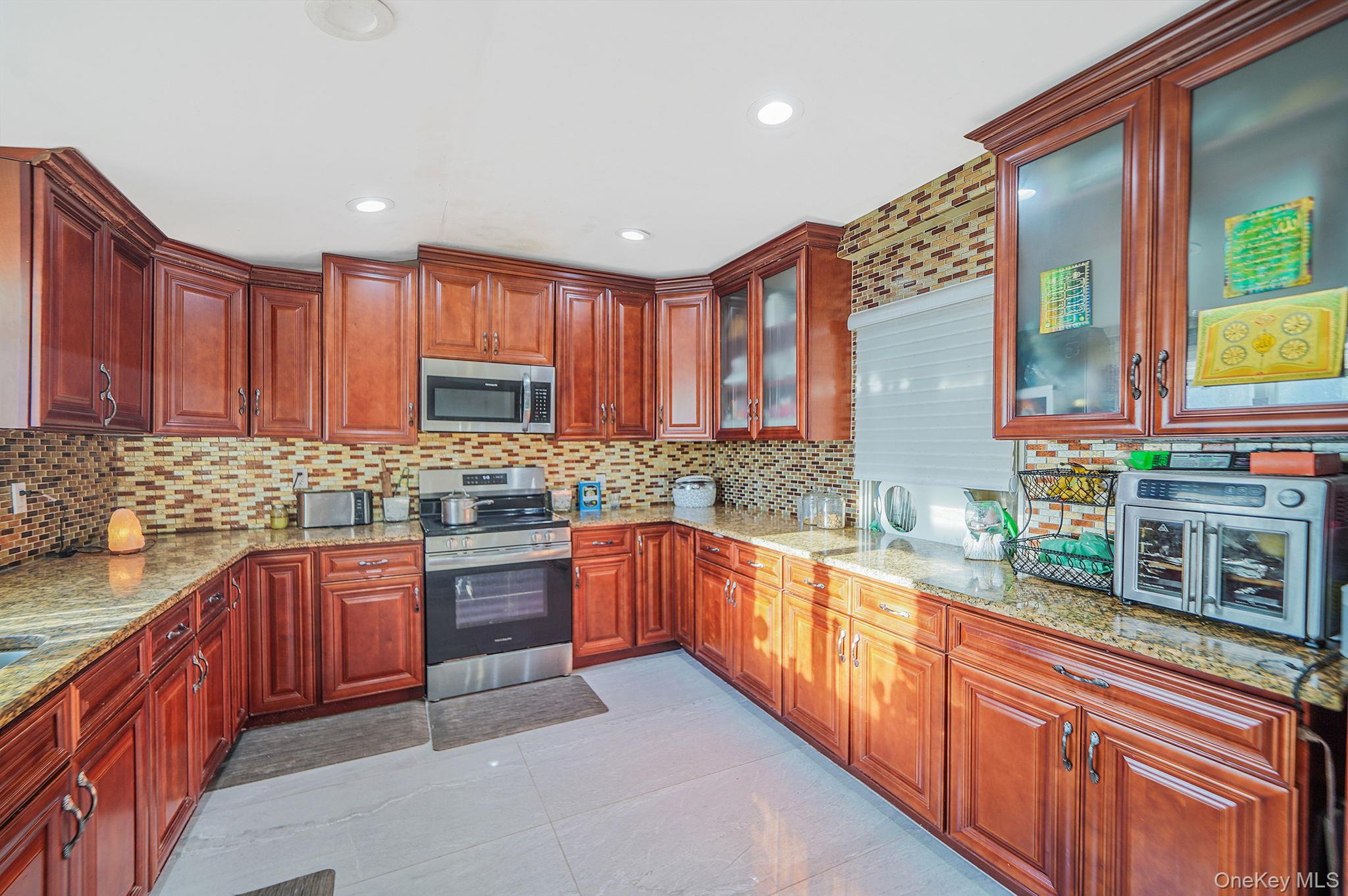 #14 photo, 897 Washington Avenue, Westbury , NY 11590