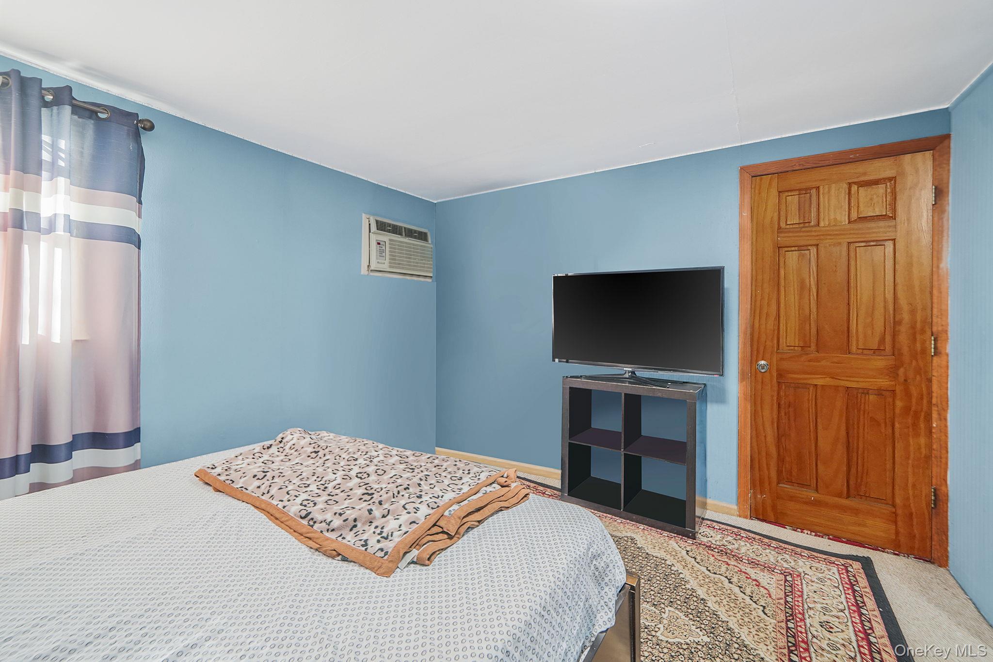 #18 photo, 897 Washington Avenue, Westbury , NY 11590