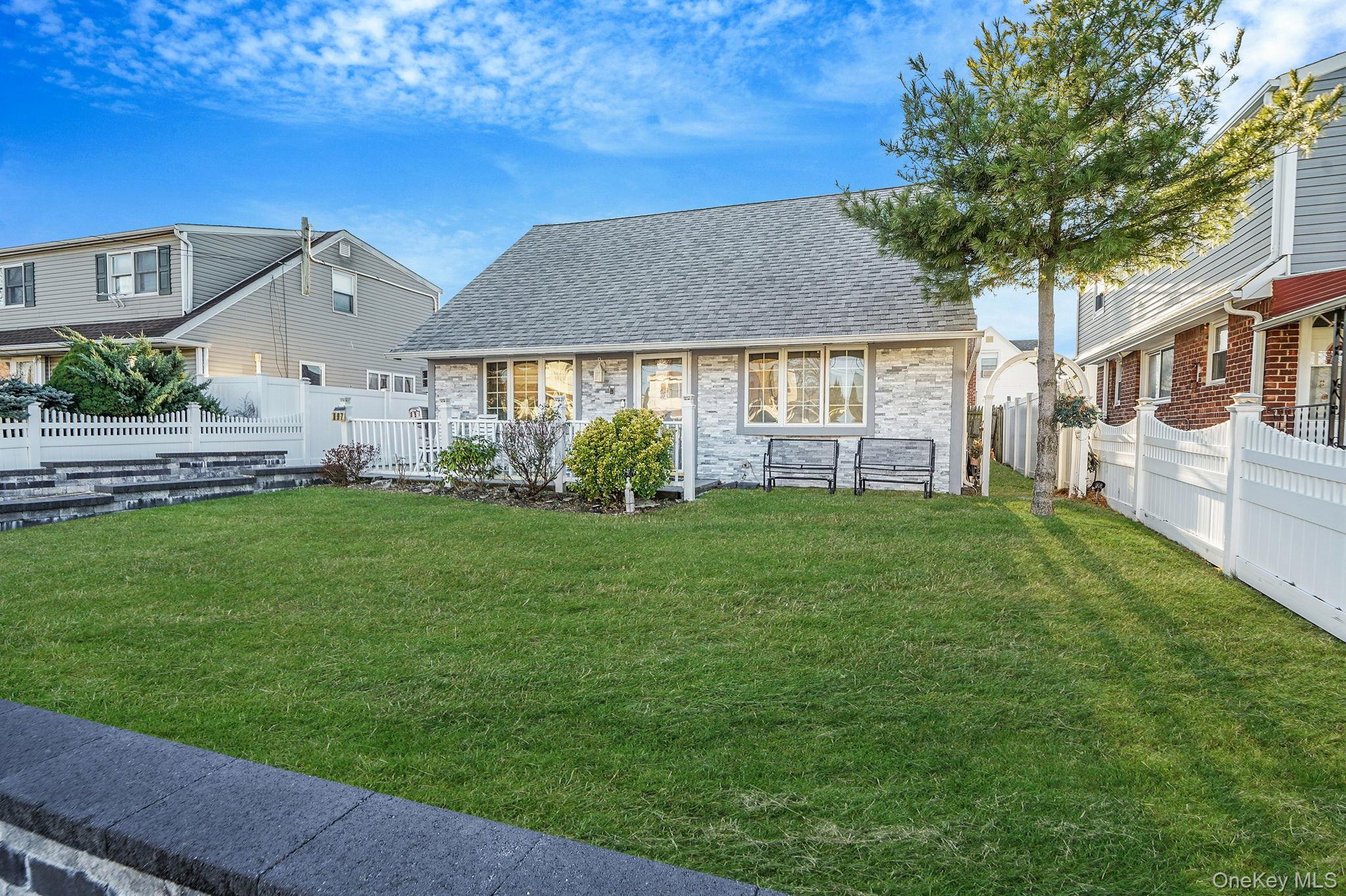 #4 photo, 897 Washington Avenue, Westbury , NY 11590