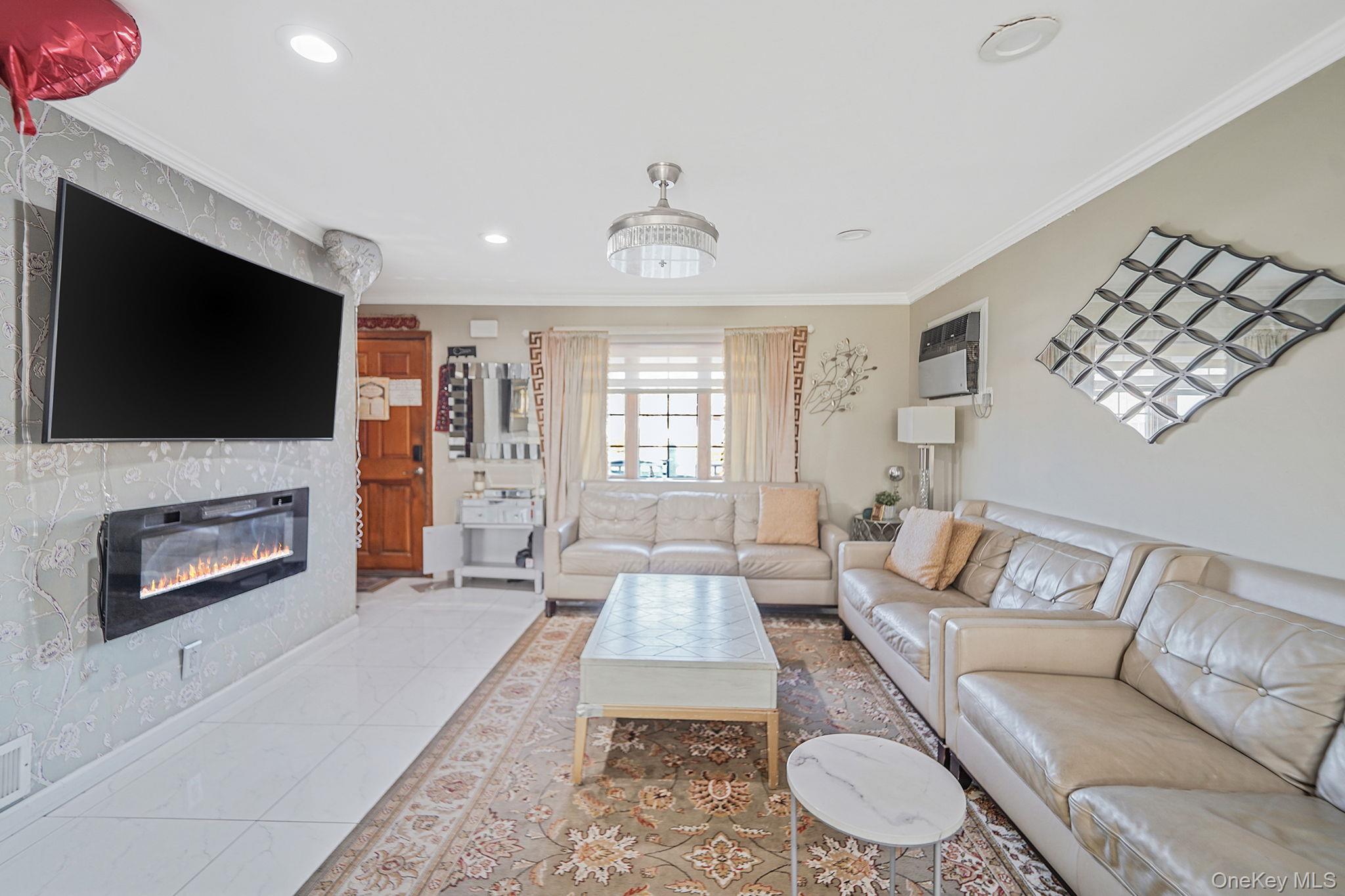 #7 photo, 897 Washington Avenue, Westbury , NY 11590