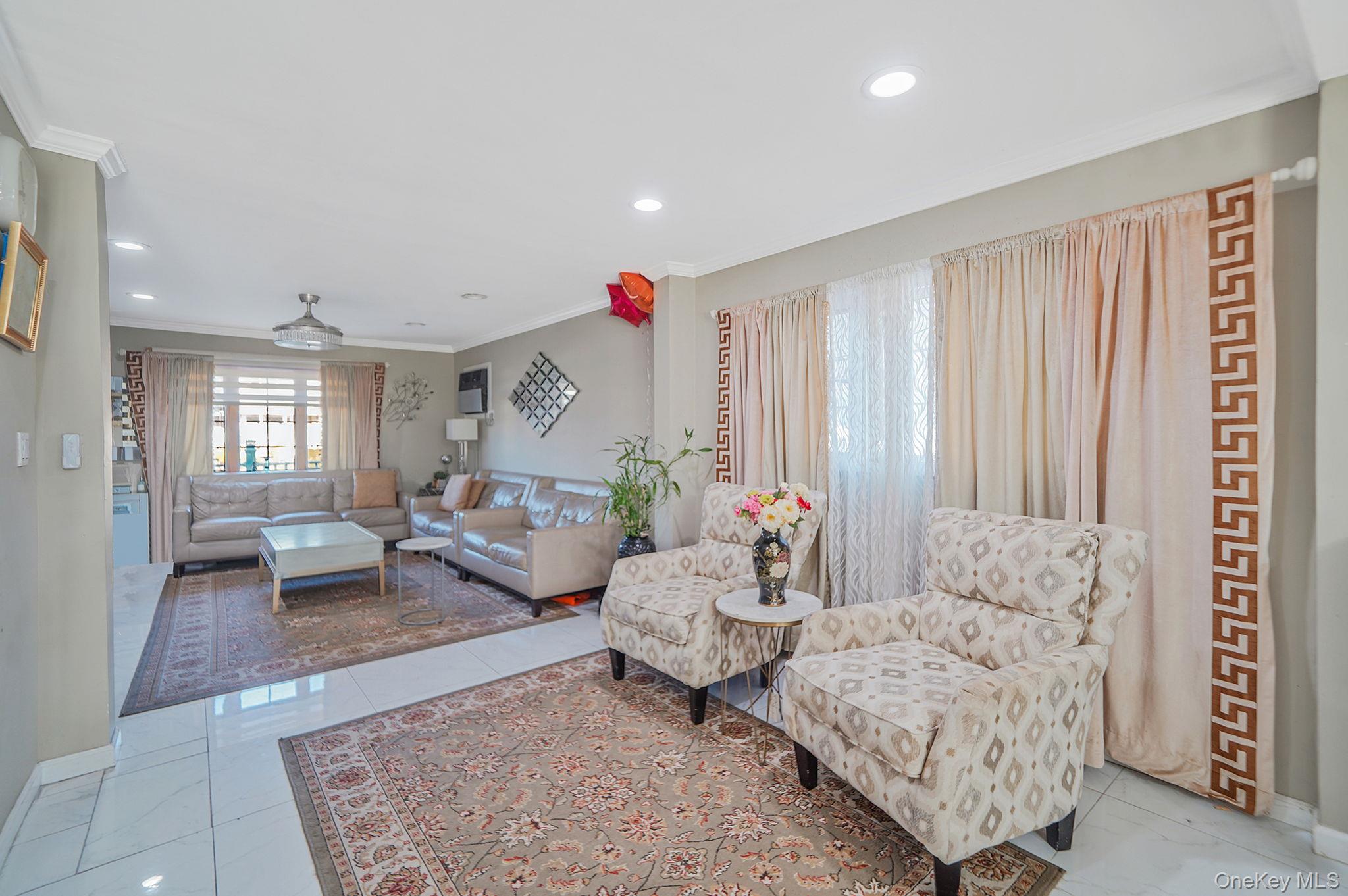 #9 photo, 897 Washington Avenue, Westbury , NY 11590