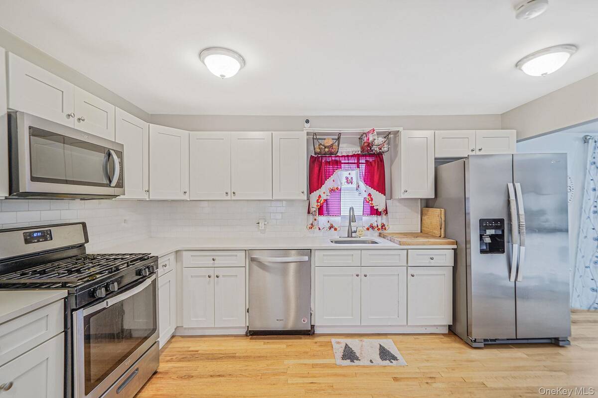 #12 photo, 13 Poplar Street, 롱 아일랜드 Central Islip , NY 11722