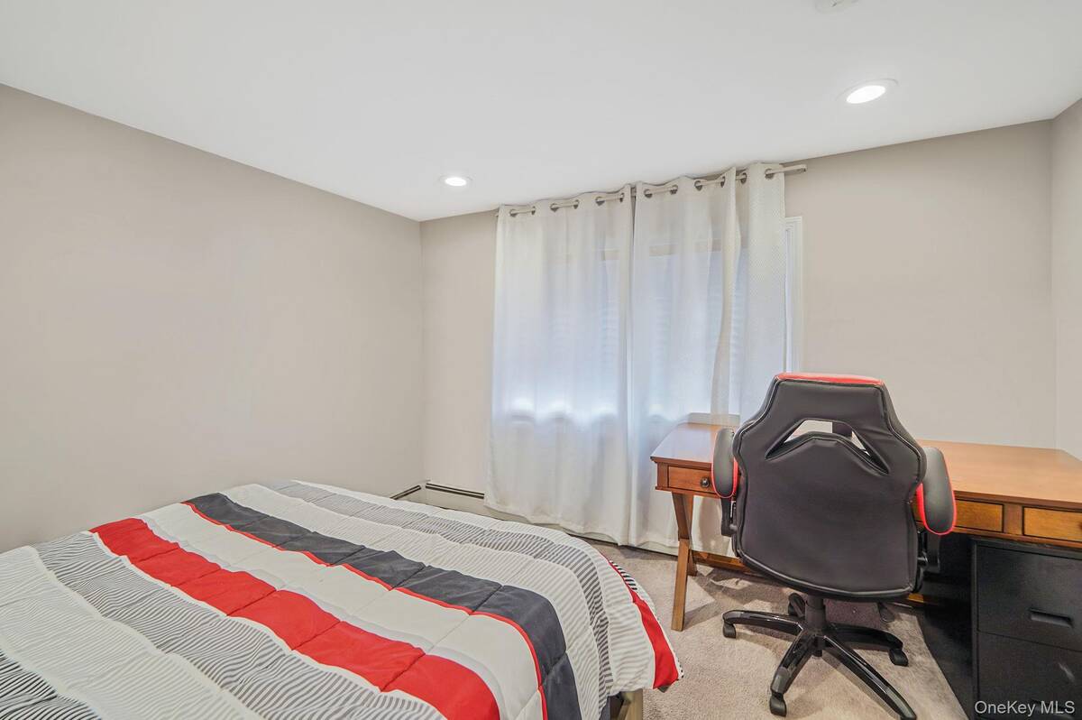 #17 photo, 13 Poplar Street, 롱 아일랜드 Central Islip , NY 11722