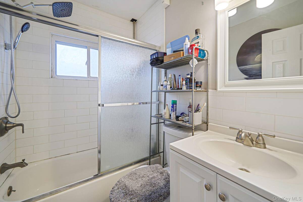 #22 photo, 13 Poplar Street, 롱 아일랜드 Central Islip , NY 11722