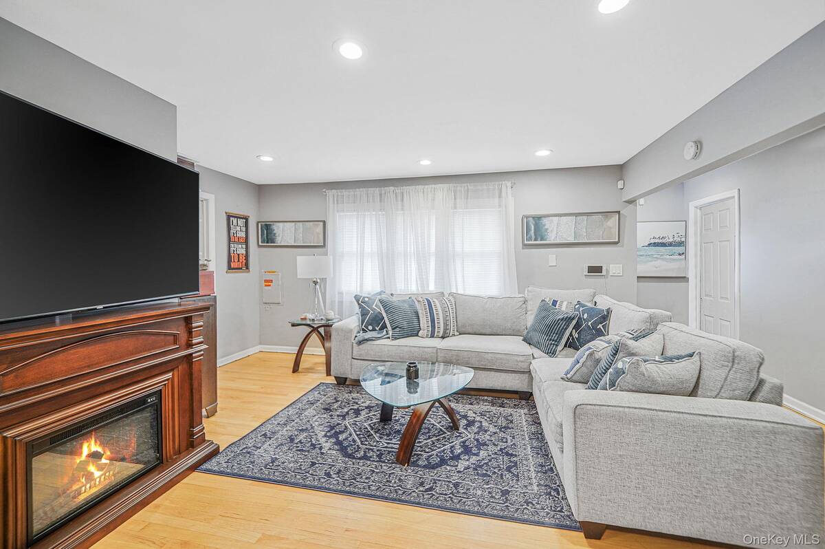 #8 photo, 13 Poplar Street, 롱 아일랜드 Central Islip , NY 11722