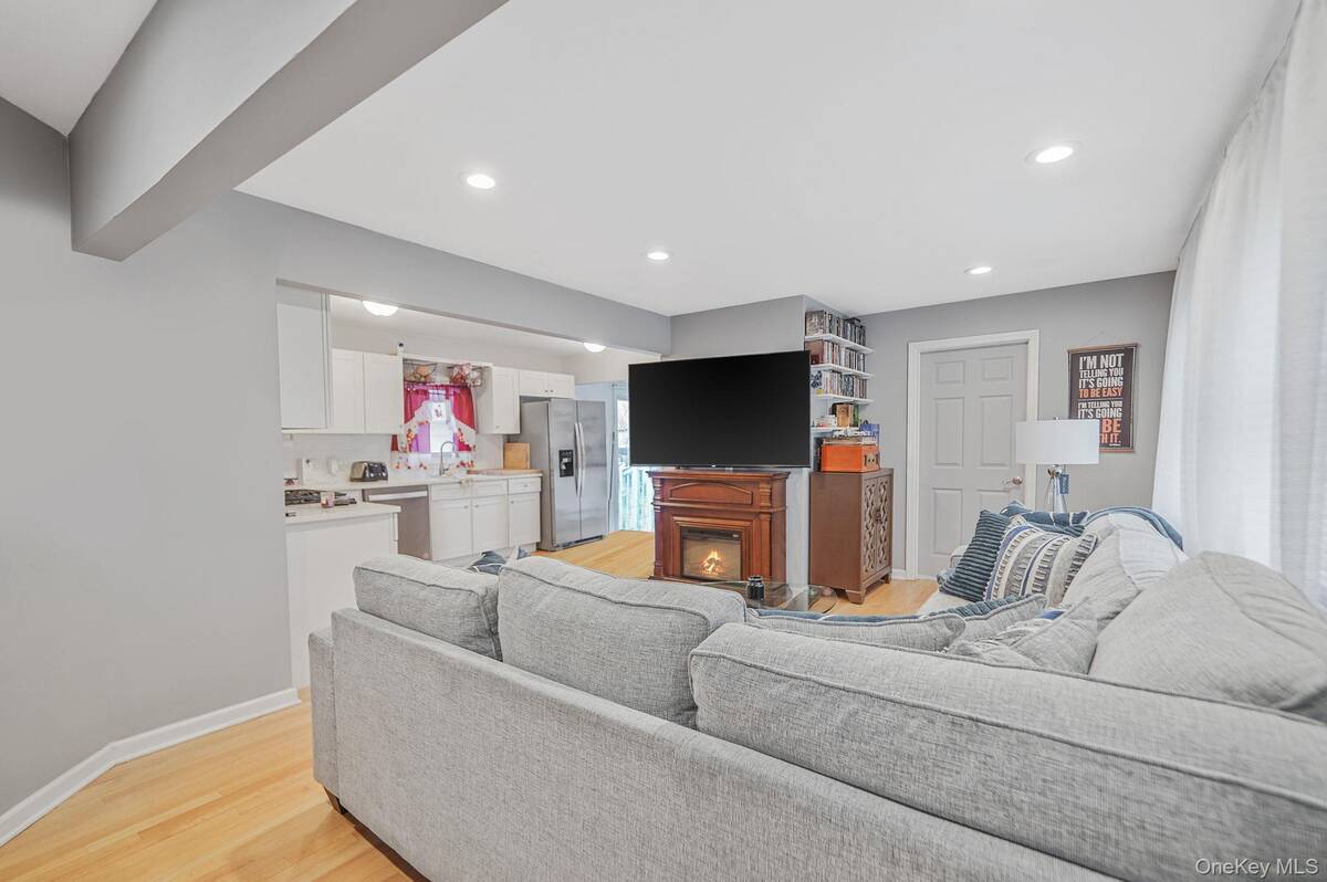 #9 photo, 13 Poplar Street, 롱 아일랜드 Central Islip , NY 11722