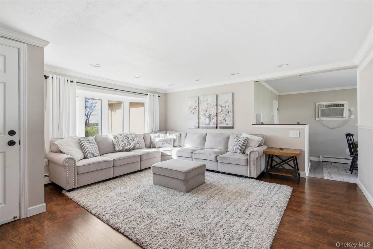 #4 photo, 33 Urban Drive, Selden , NY 11784