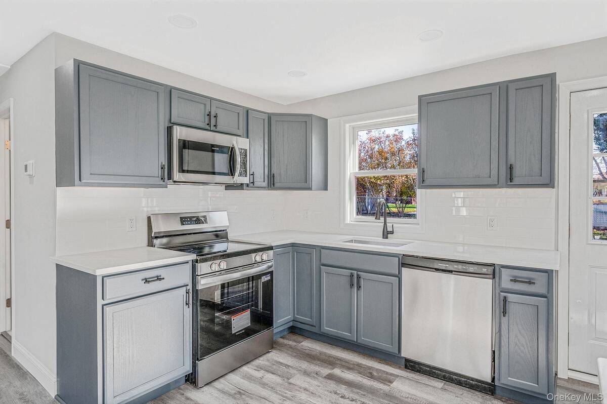 #13 photo, 27 Lyman Road, सफ़ोक काउंटी East Patchogue , NY 11772