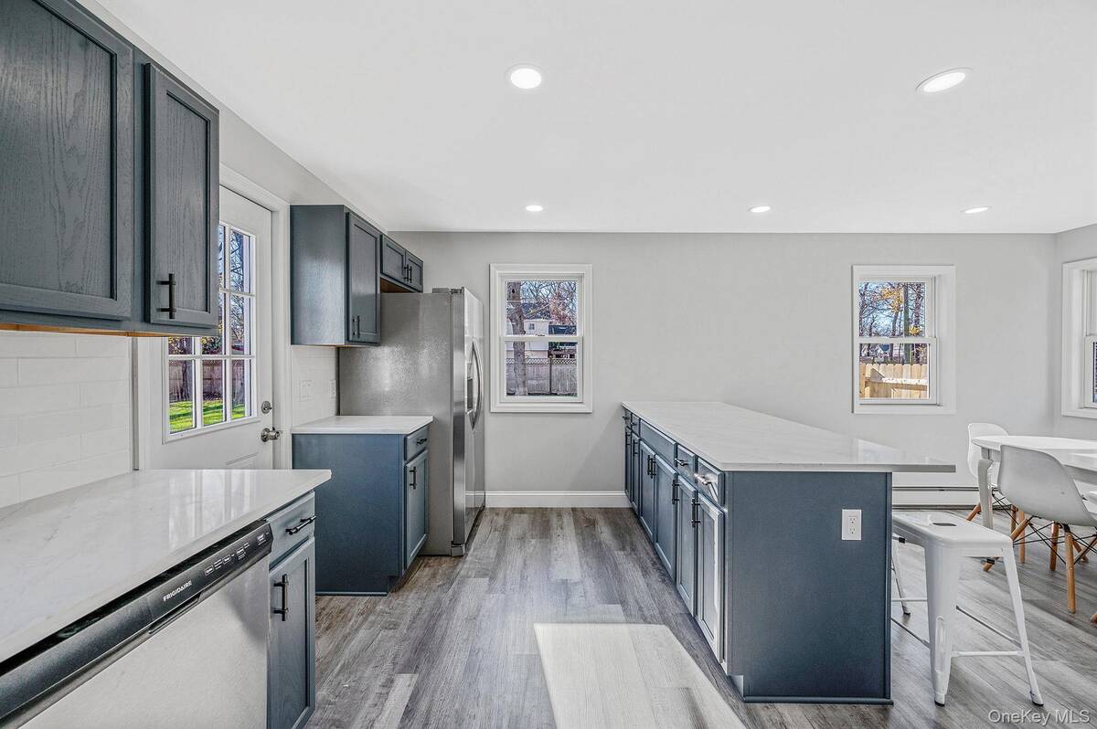 #14 photo, 27 Lyman Road, सफ़ोक काउंटी East Patchogue , NY 11772