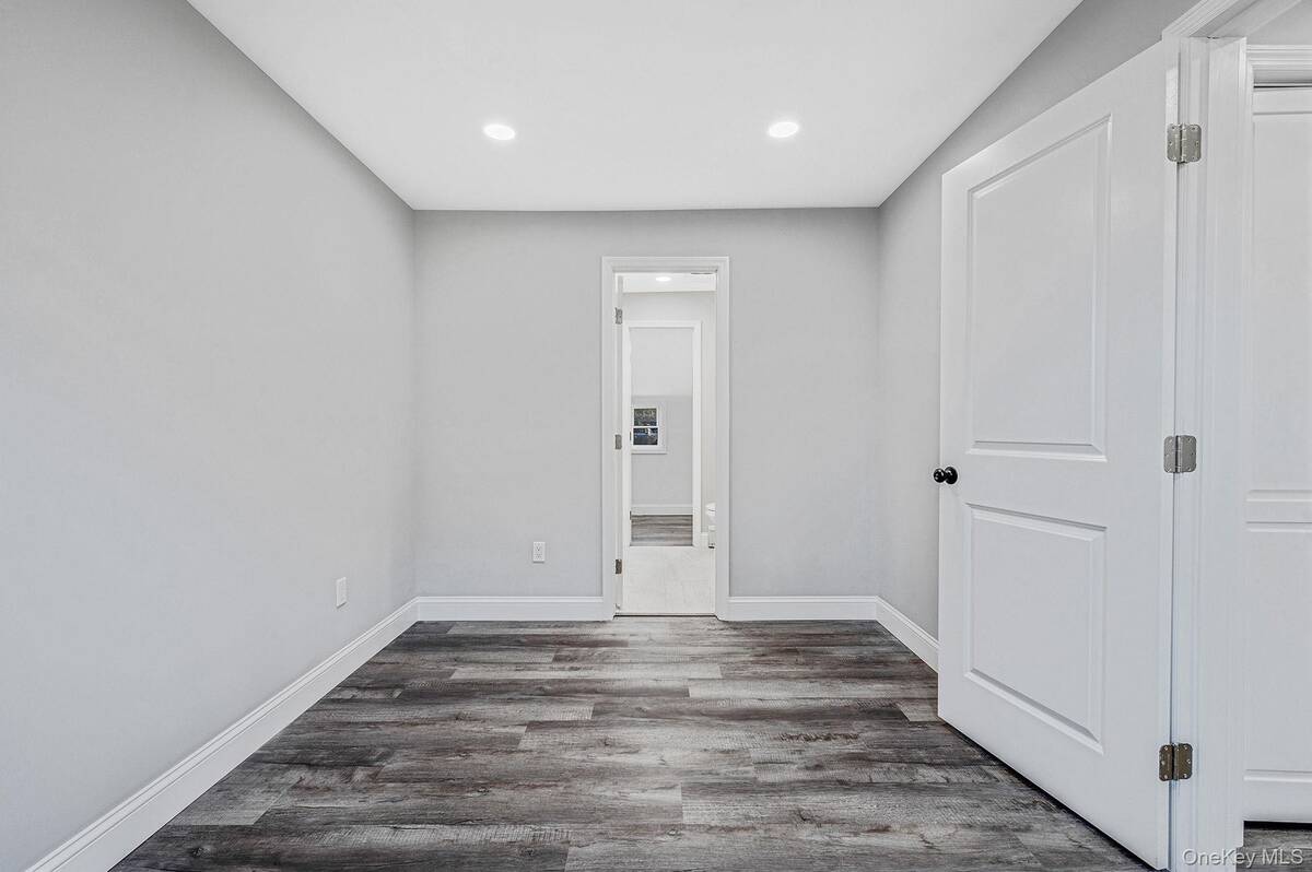 #23 photo, 27 Lyman Road, सफ़ोक काउंटी East Patchogue , NY 11772