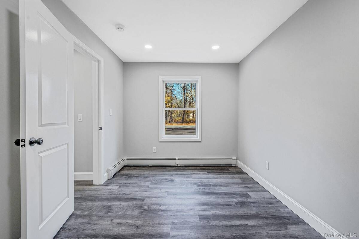 #24 photo, 27 Lyman Road, सफ़ोक काउंटी East Patchogue , NY 11772