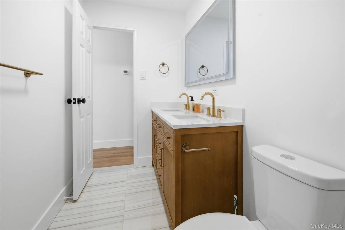 #10 photo, 26 Wilshire Drive, Саффолк ‖ North Babylon , NY 11703