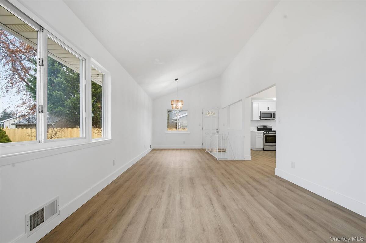 #13 photo, 26 Wilshire Drive, Саффолк ‖ North Babylon , NY 11703