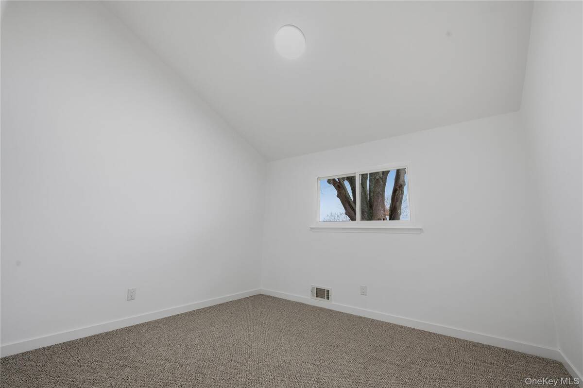 #5 photo, 26 Wilshire Drive, Саффолк ‖ North Babylon , NY 11703