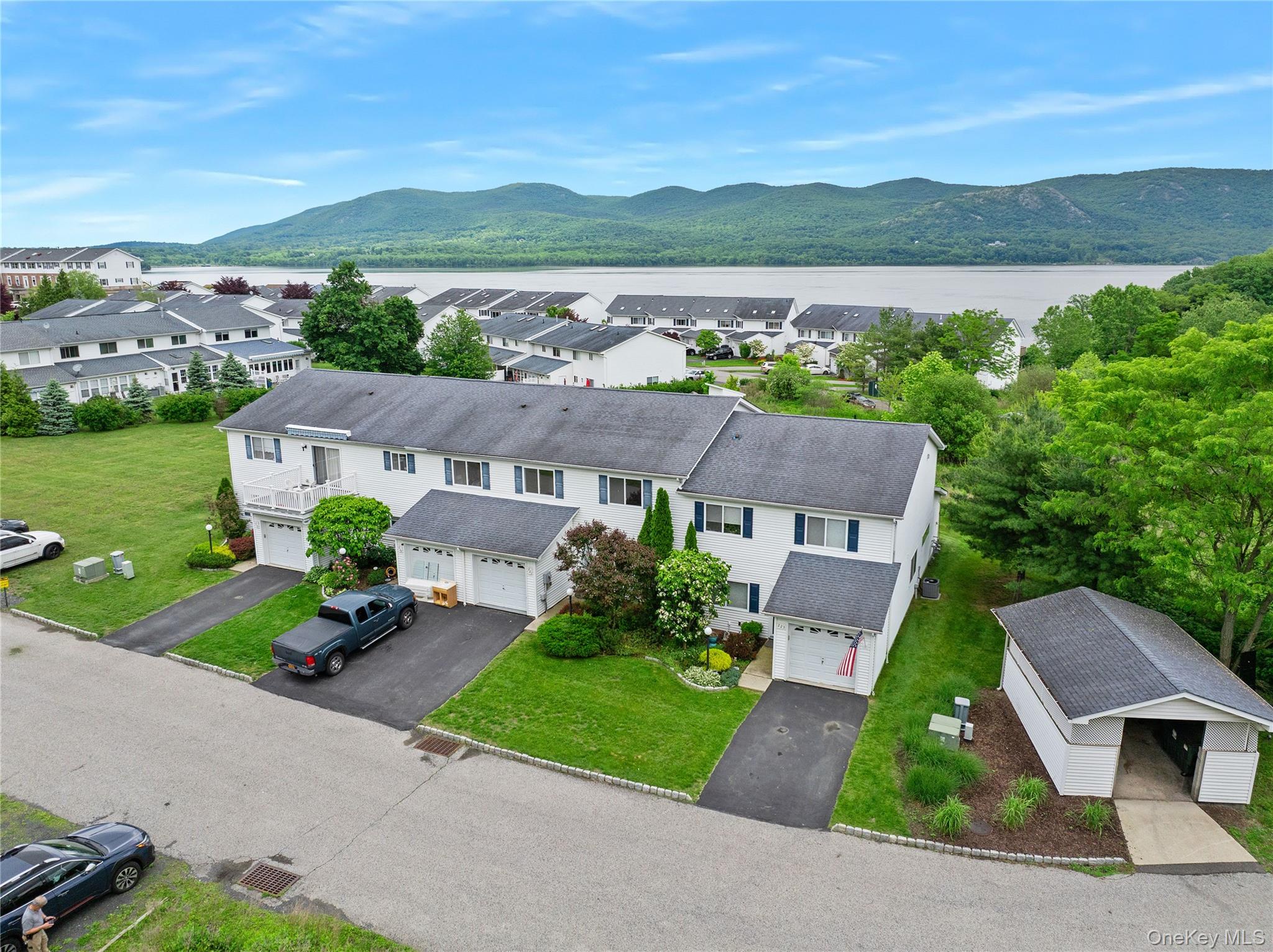 #1 photo, 221 Tamerisk Lane, 뉴욕주 New Windsor , NY 12553