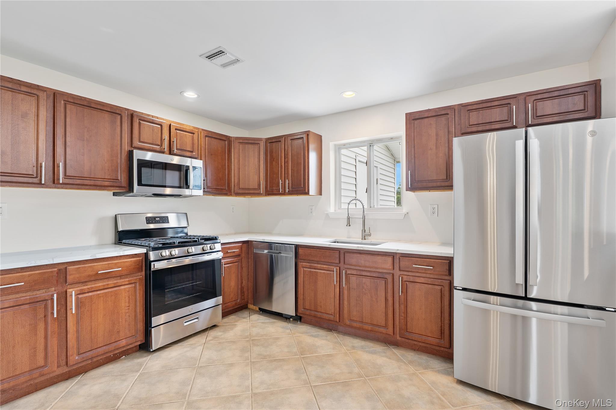 #11 photo, 221 Tamerisk Lane, 뉴욕주 New Windsor , NY 12553